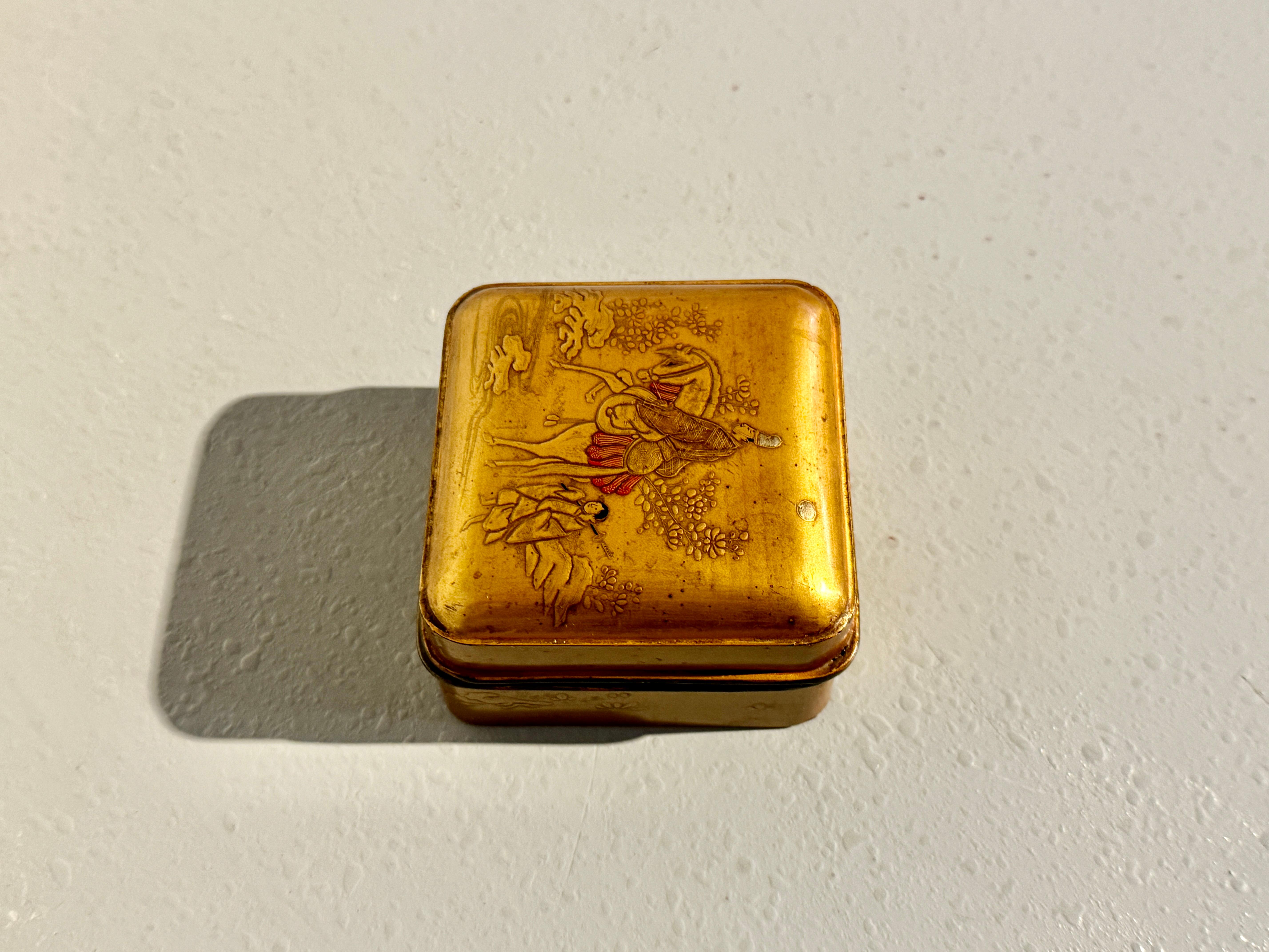 Japanese Lacquer Box, Kogo, Tale of Genji, Edo Period, early 19th century, Japan In Good Condition For Sale In Austin, TX