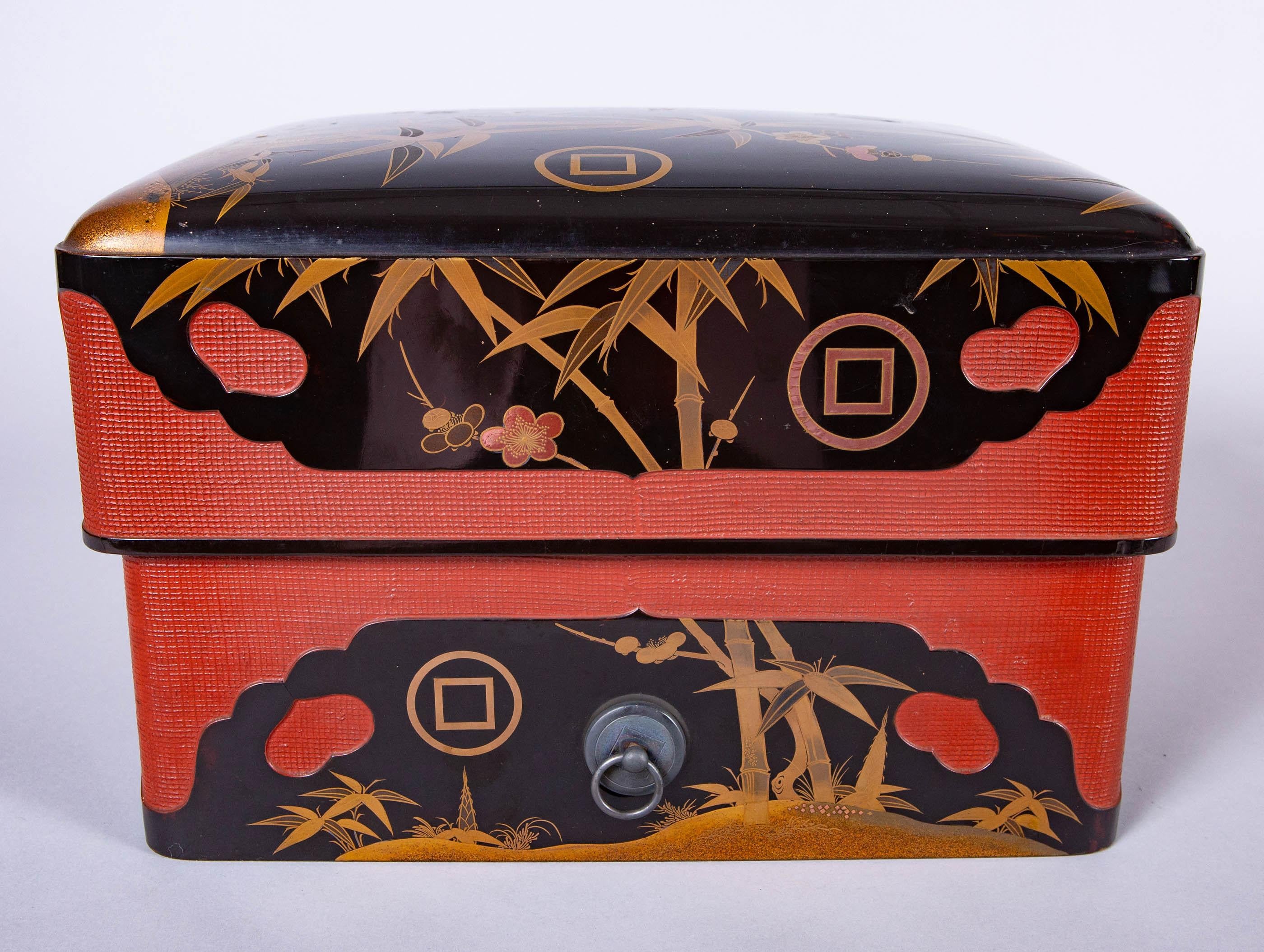 Boîte en laque japonaise avec écusson familial en bambou, prune et roseau en vente 4