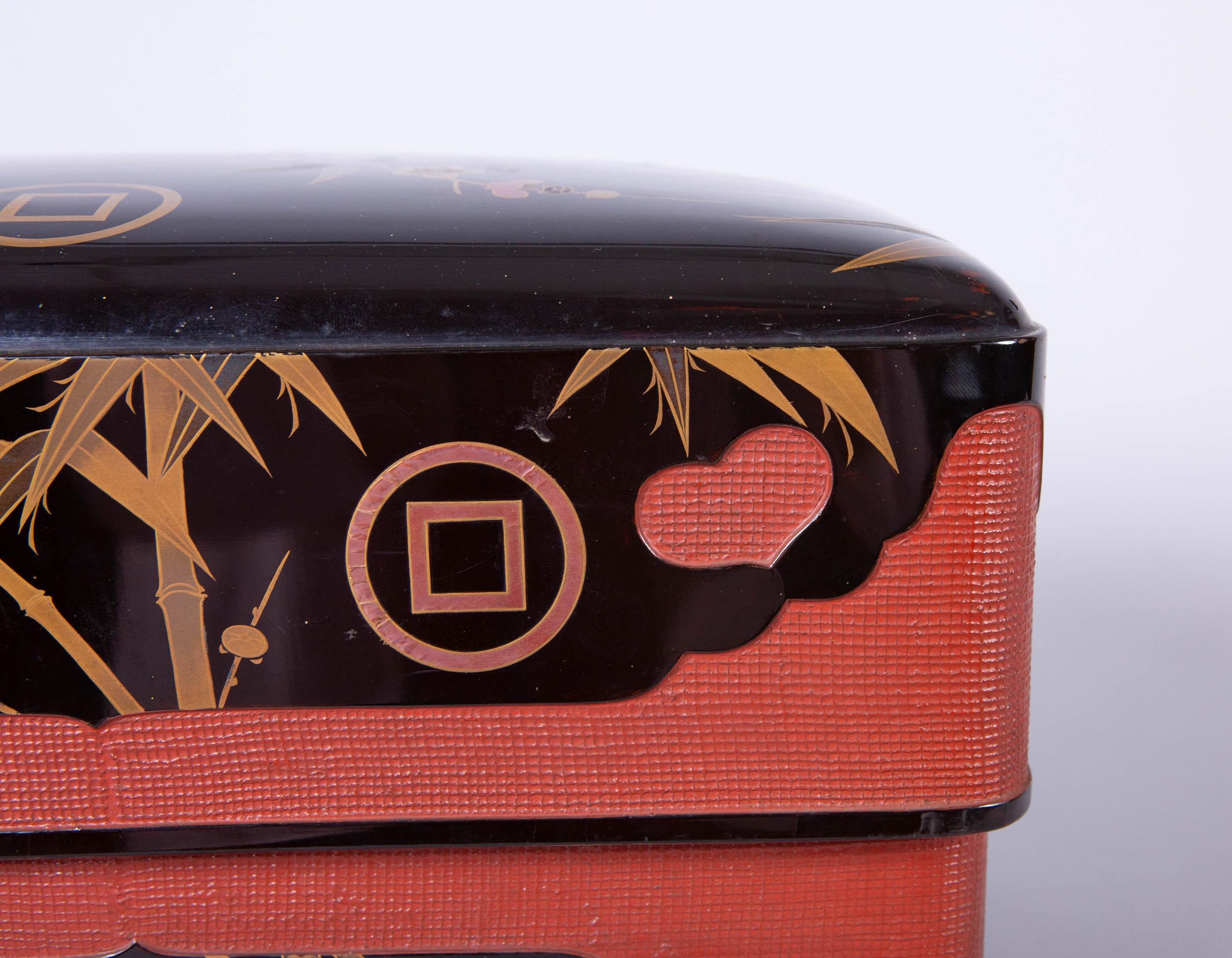 Japanese Lacquer Box with Bamboo, Plum, and Family Crest For Sale 7