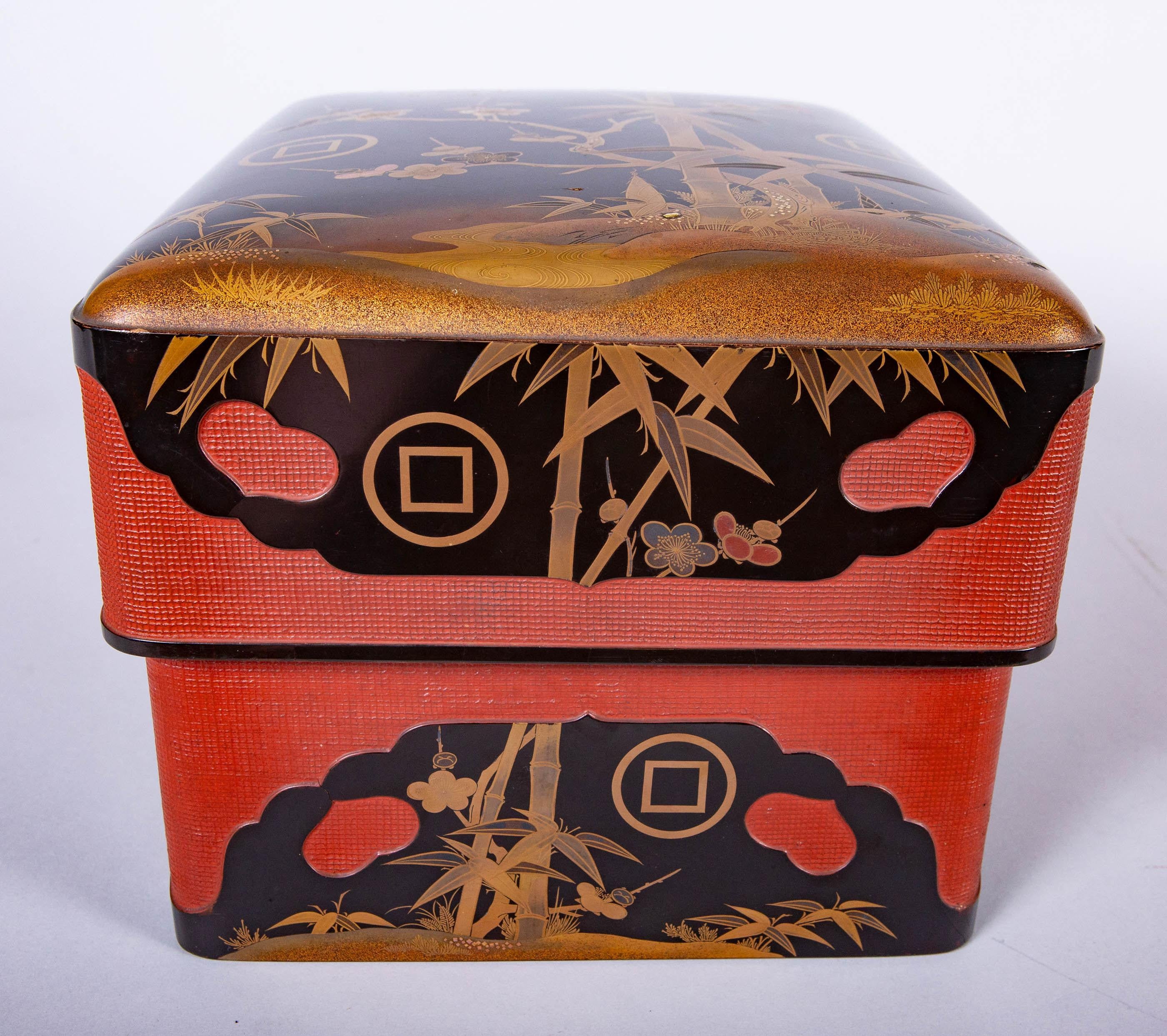 Boîte en laque japonaise avec écusson familial en bambou, prune et roseau en vente 1