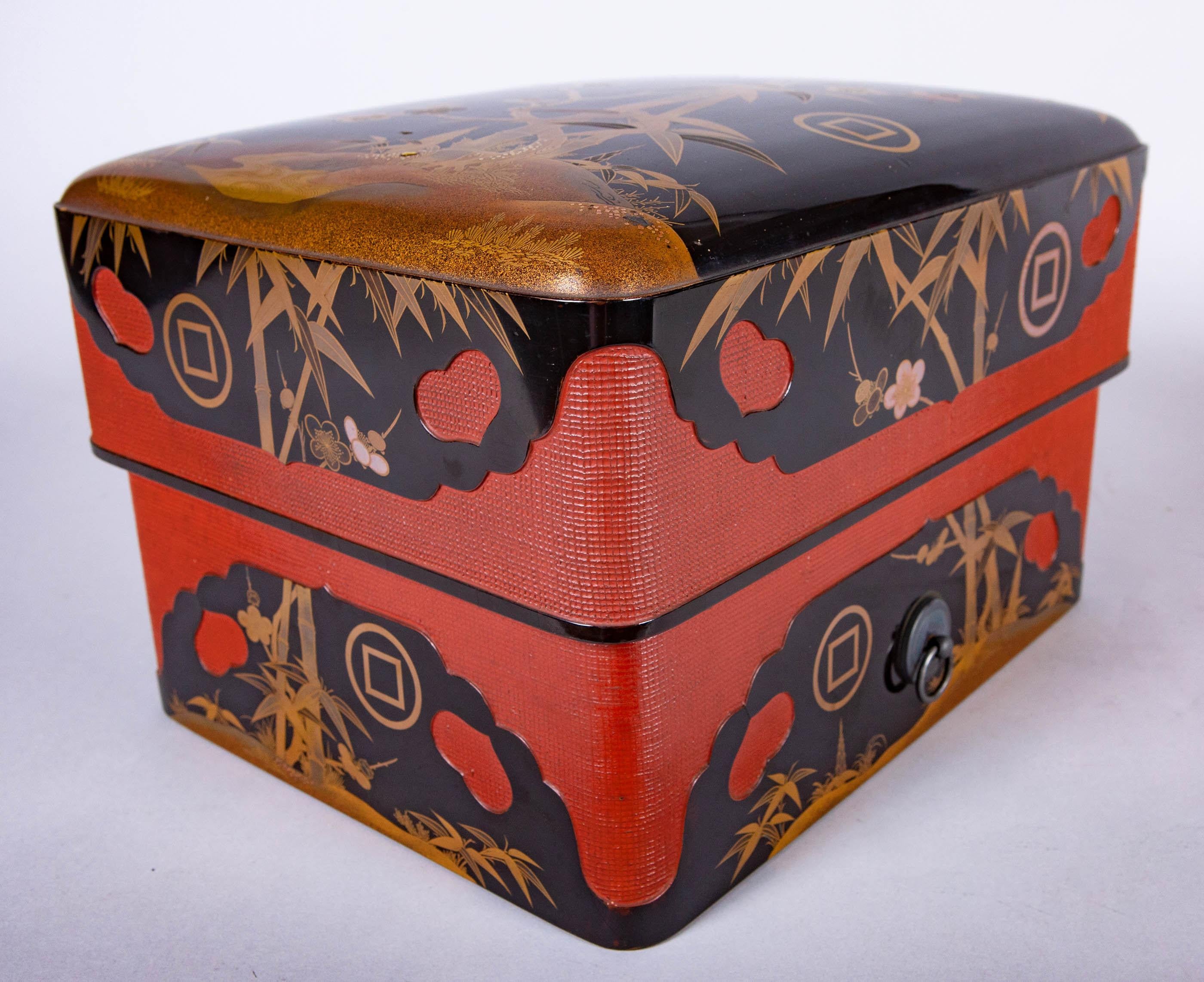 Boîte en laque japonaise avec écusson familial en bambou, prune et roseau en vente 3