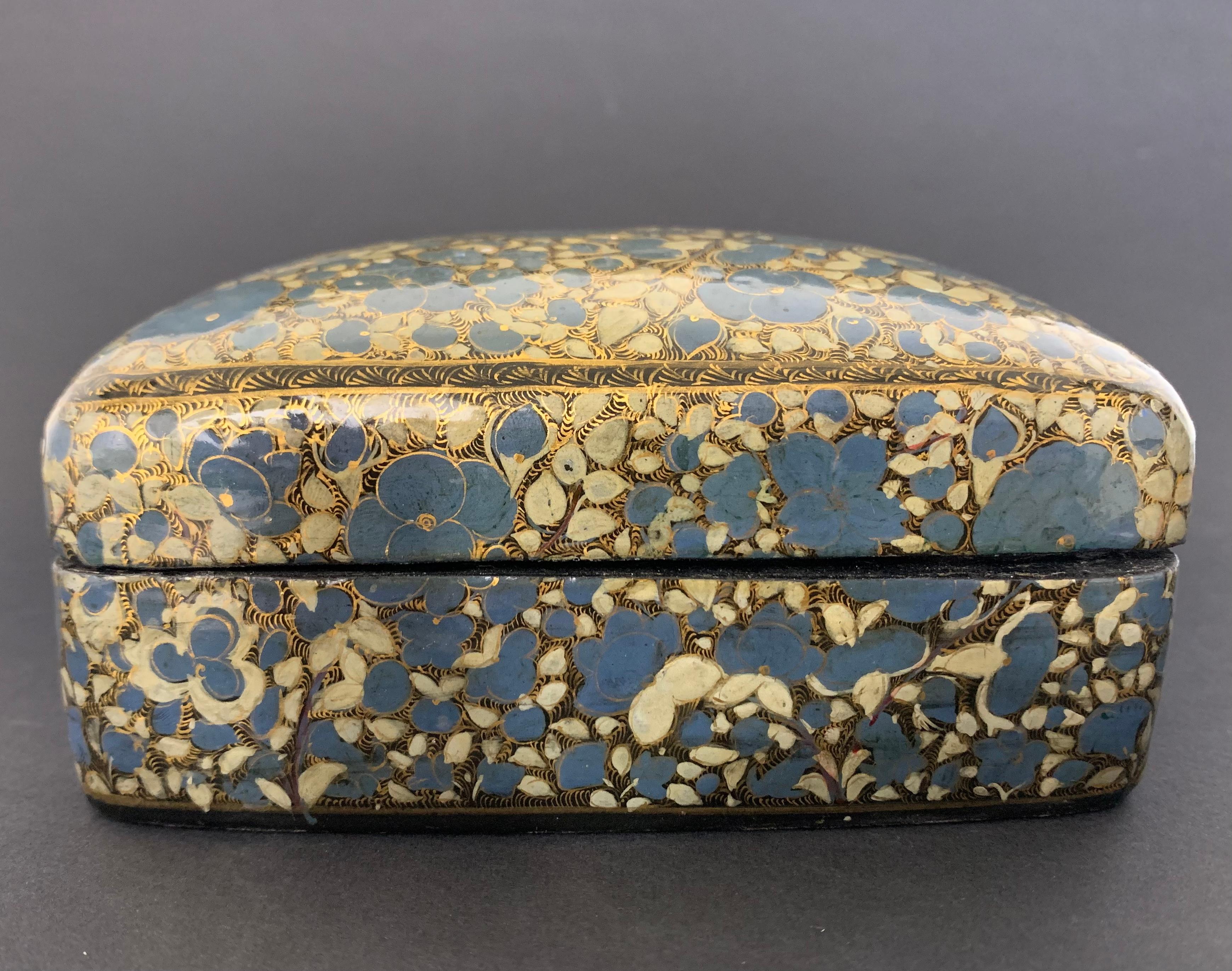Nice little rectangular box made of papier-mâché. It is lacquered with blue, pale blue and gold floral motifs on a black background. It is dated from the 1900s and comes from Japon. It is ideal for storing jewellery.