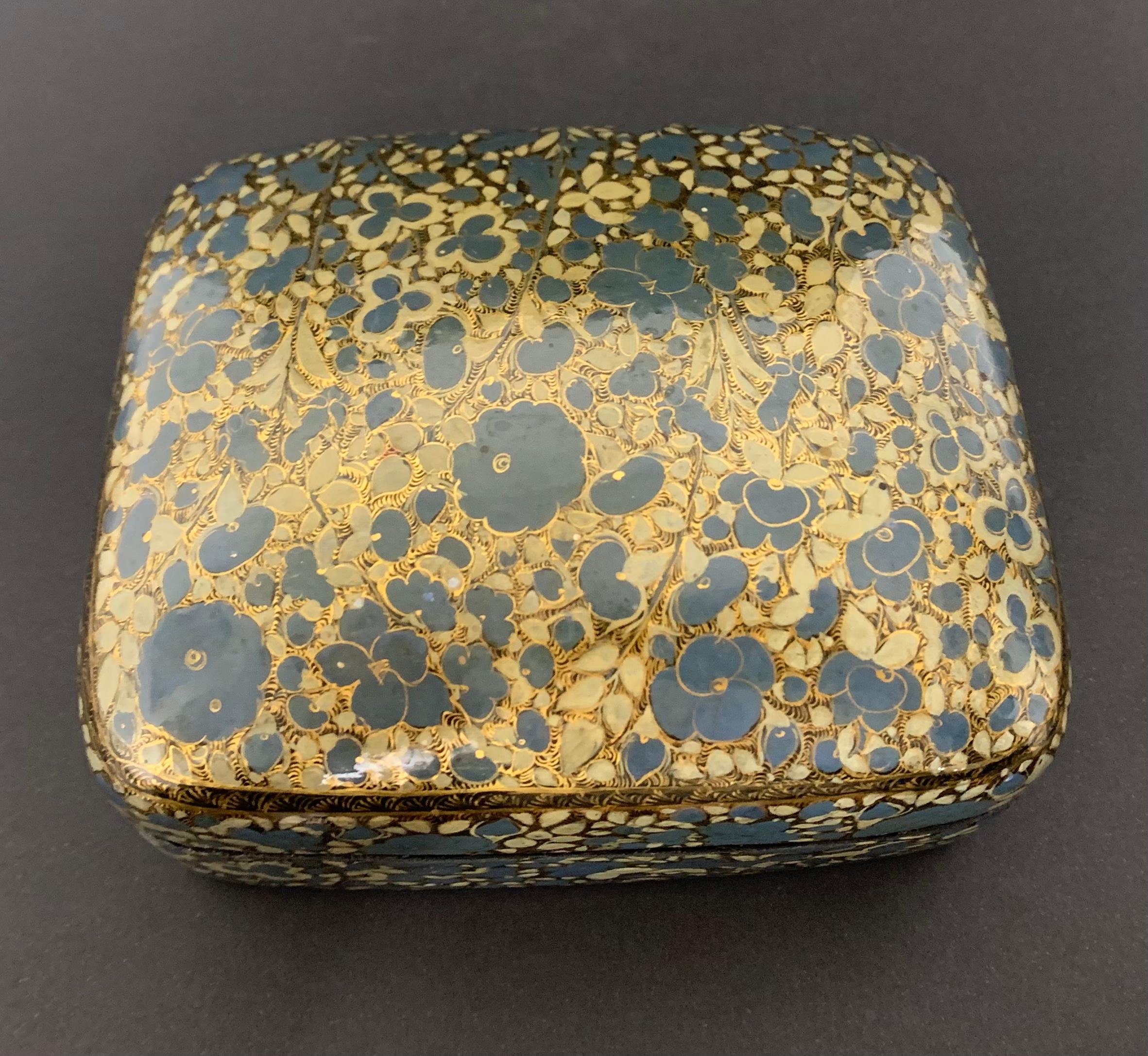 Japanese Lacquer Box with Blue Flowers, circa 1900 In Good Condition In Beuzevillette, FR