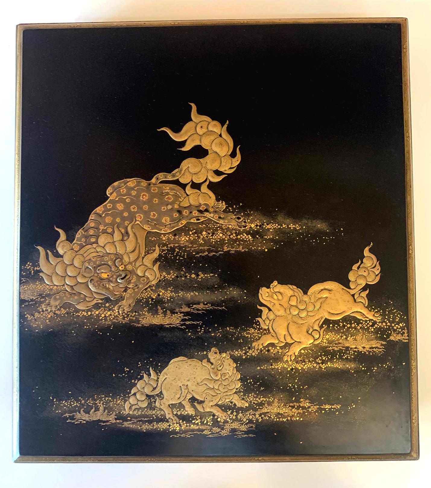 Caja de madera lacada con tapa procedente de Japón, hacia el siglo XIX, Periodo Meiji. La caja, finamente decorada, se utilizaba para guardar papelitos y pequeños documentos sobre el escritorio. Tiene un acabado general en laca negra (kuro) con un