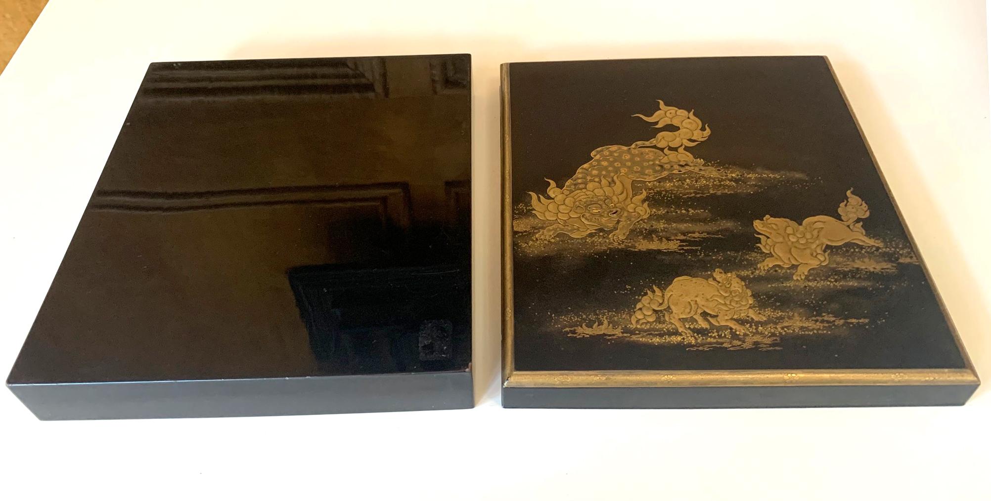Japanese Lacquer Box with Fine Maki-e Decoration Meiji Period For Sale 1