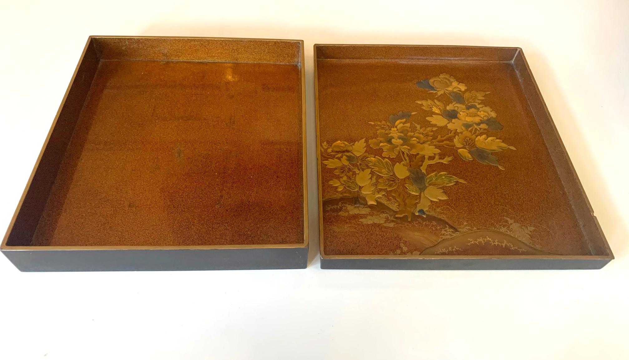 Japanese Lacquer Box with Fine Maki-e Decoration Meiji Period For Sale 2