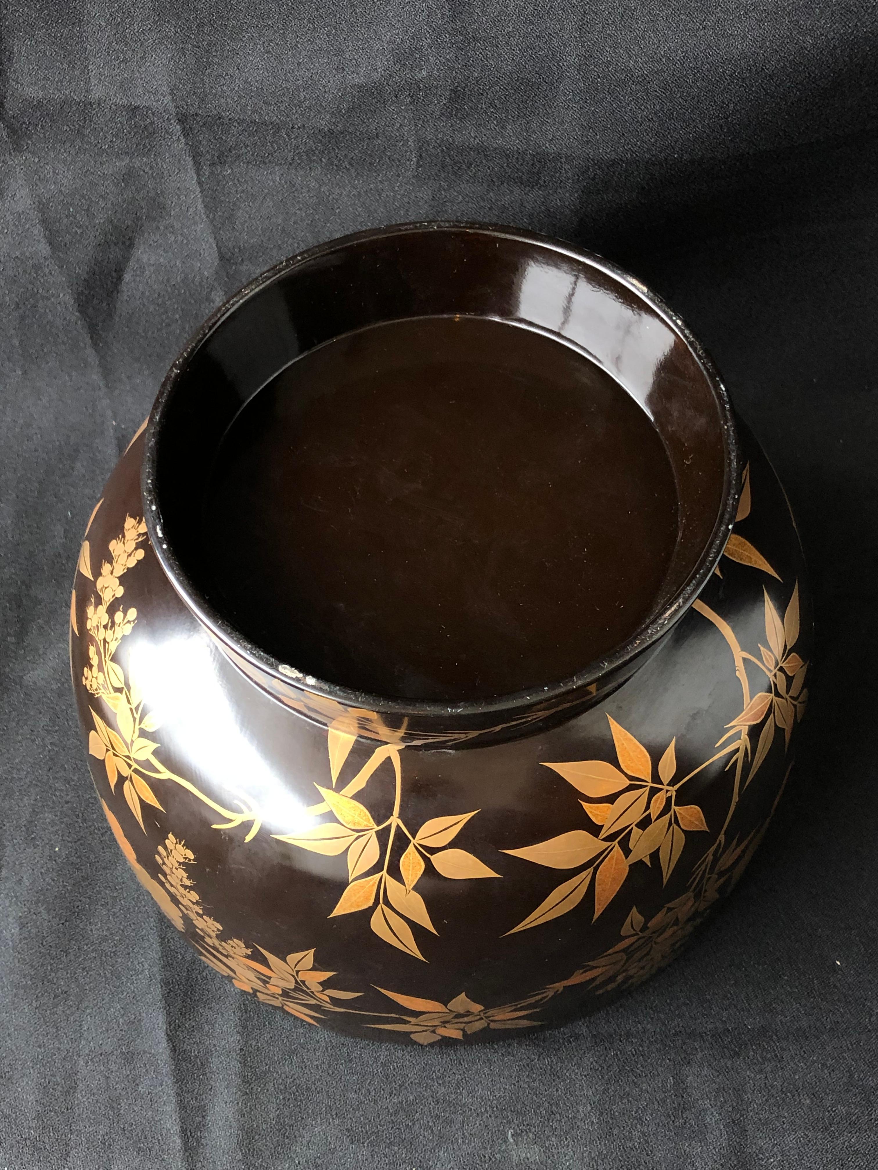 Japanese Lacquer Box with Lid or Bowl Black with Gold Decoration  For Sale 4