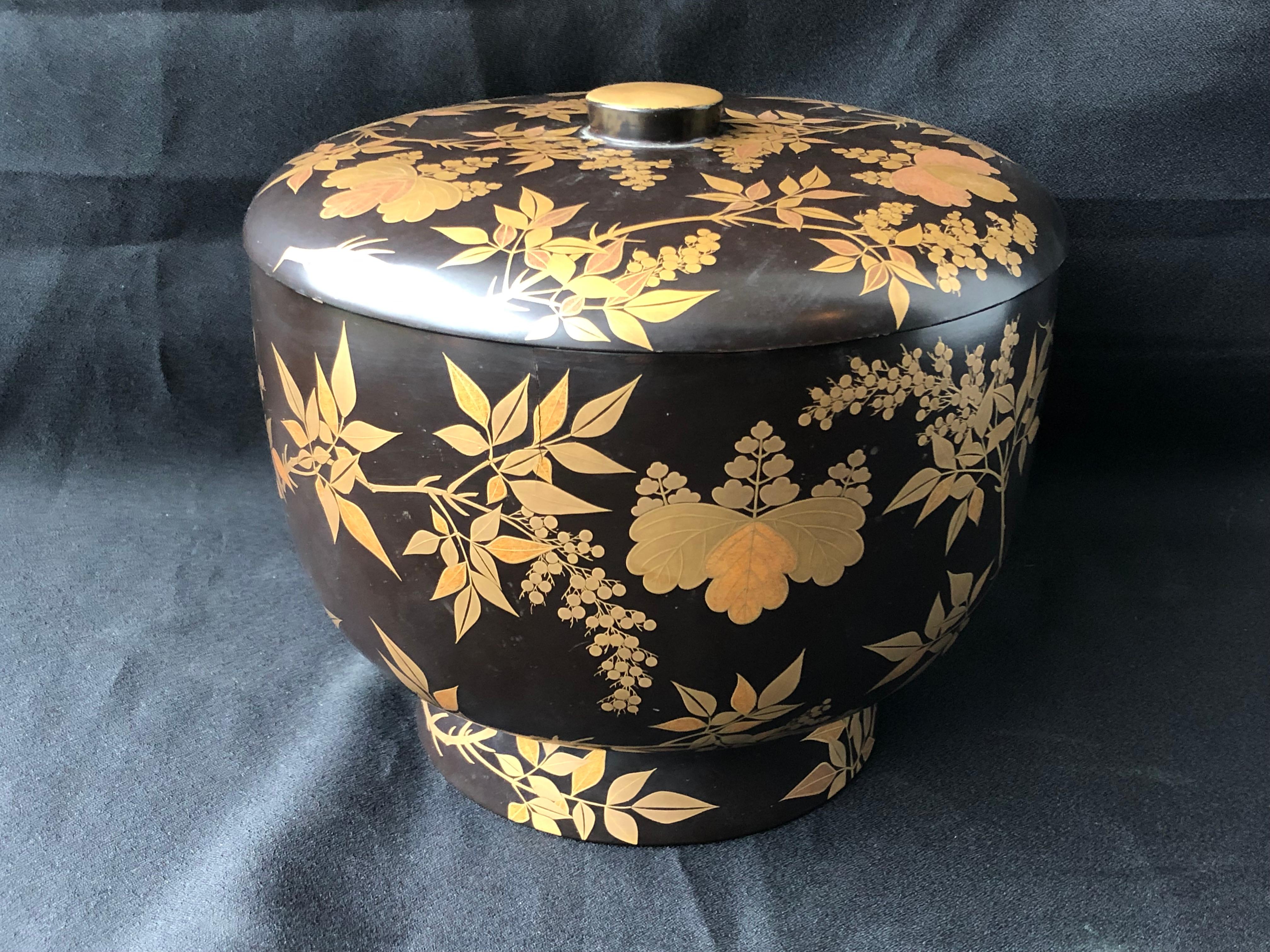 Japanese Lacquer Box with Lid or Bowl Black with Gold Decoration  For Sale 5