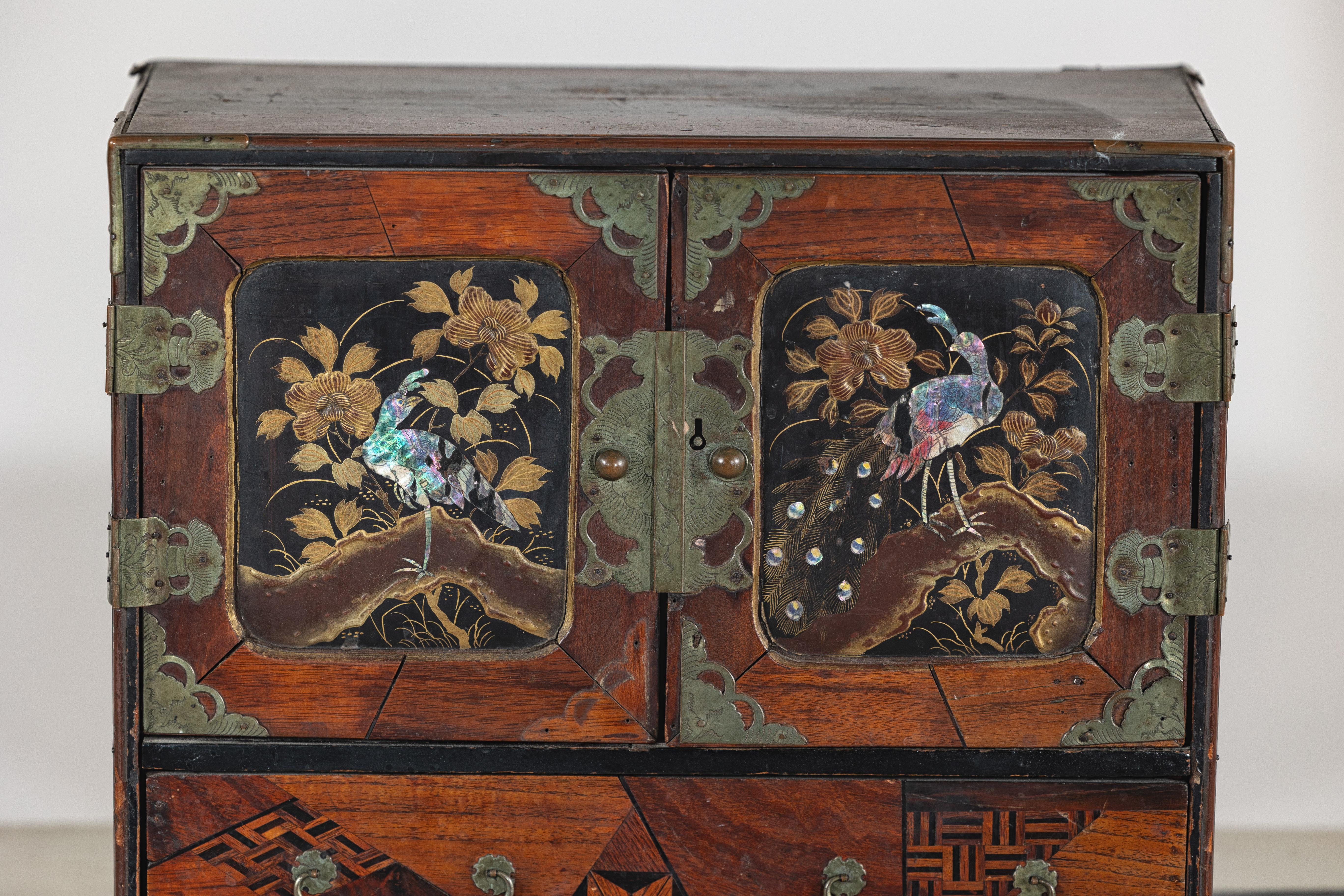 Caja japonesa de laca con incrustaciones de nácar y cajones de parqué en venta 2