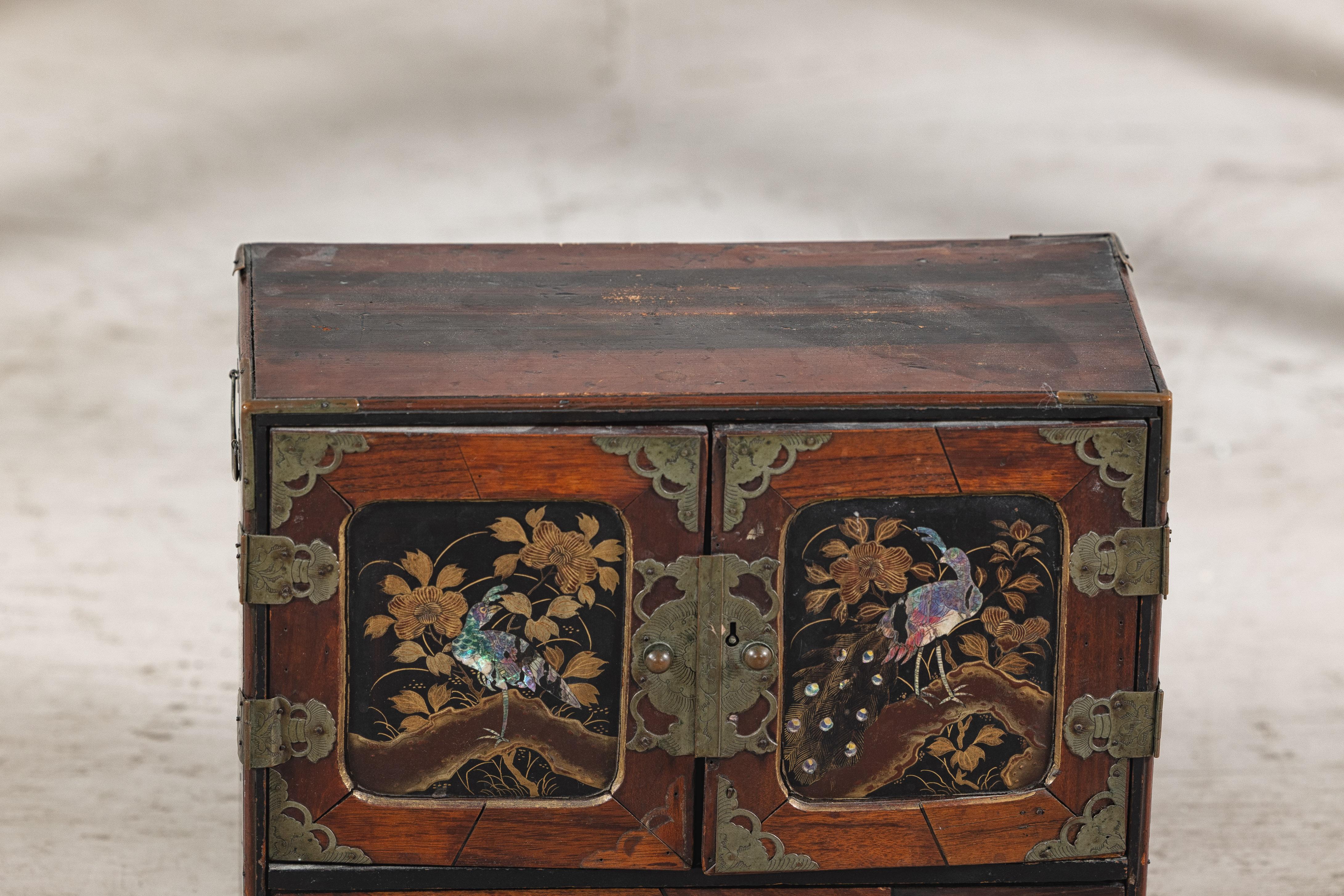Caja japonesa de laca con incrustaciones de nácar y cajones de parqué en venta 10