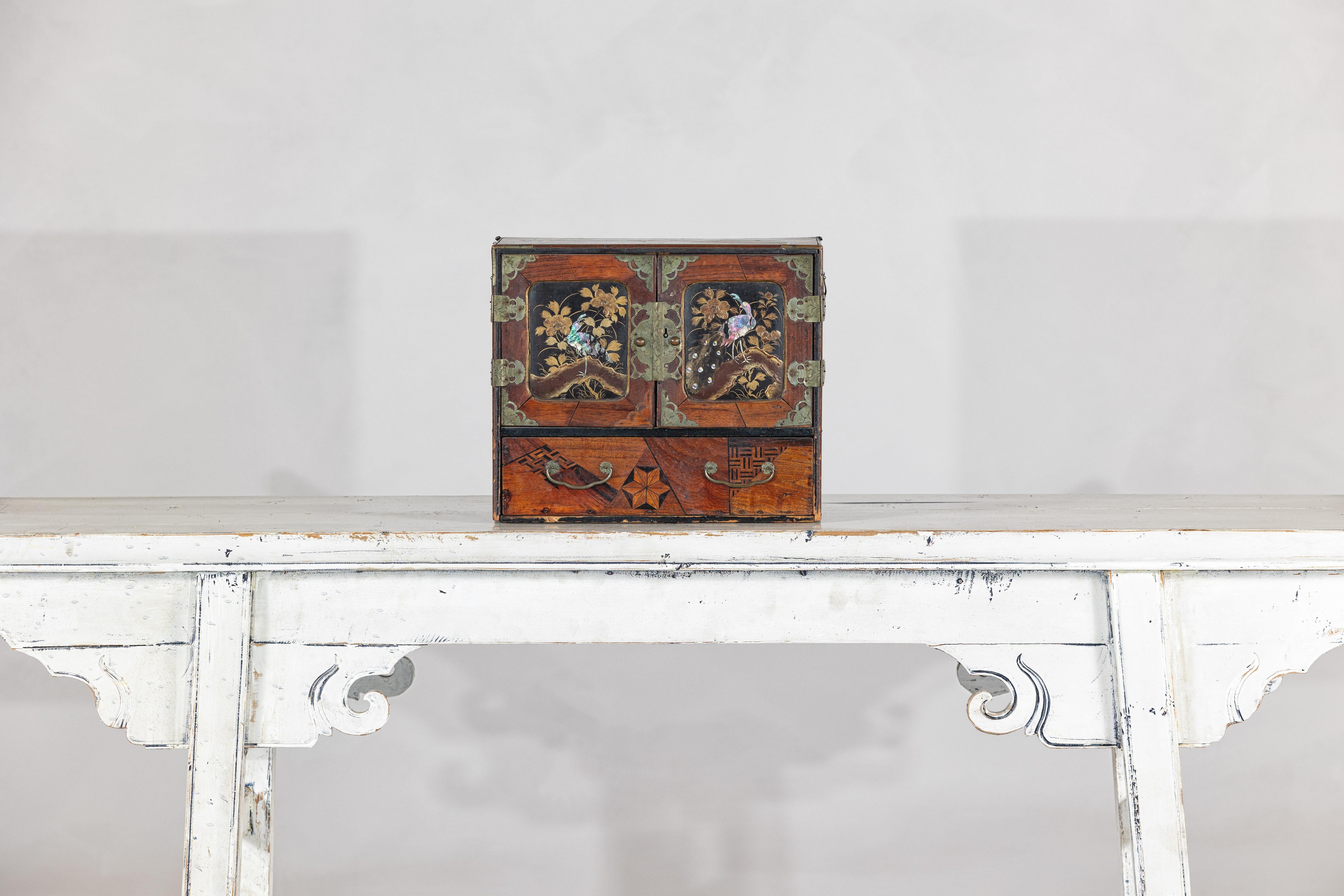 Caja japonesa de laca con incrustaciones de nácar y cajones de parqué Meiji en venta