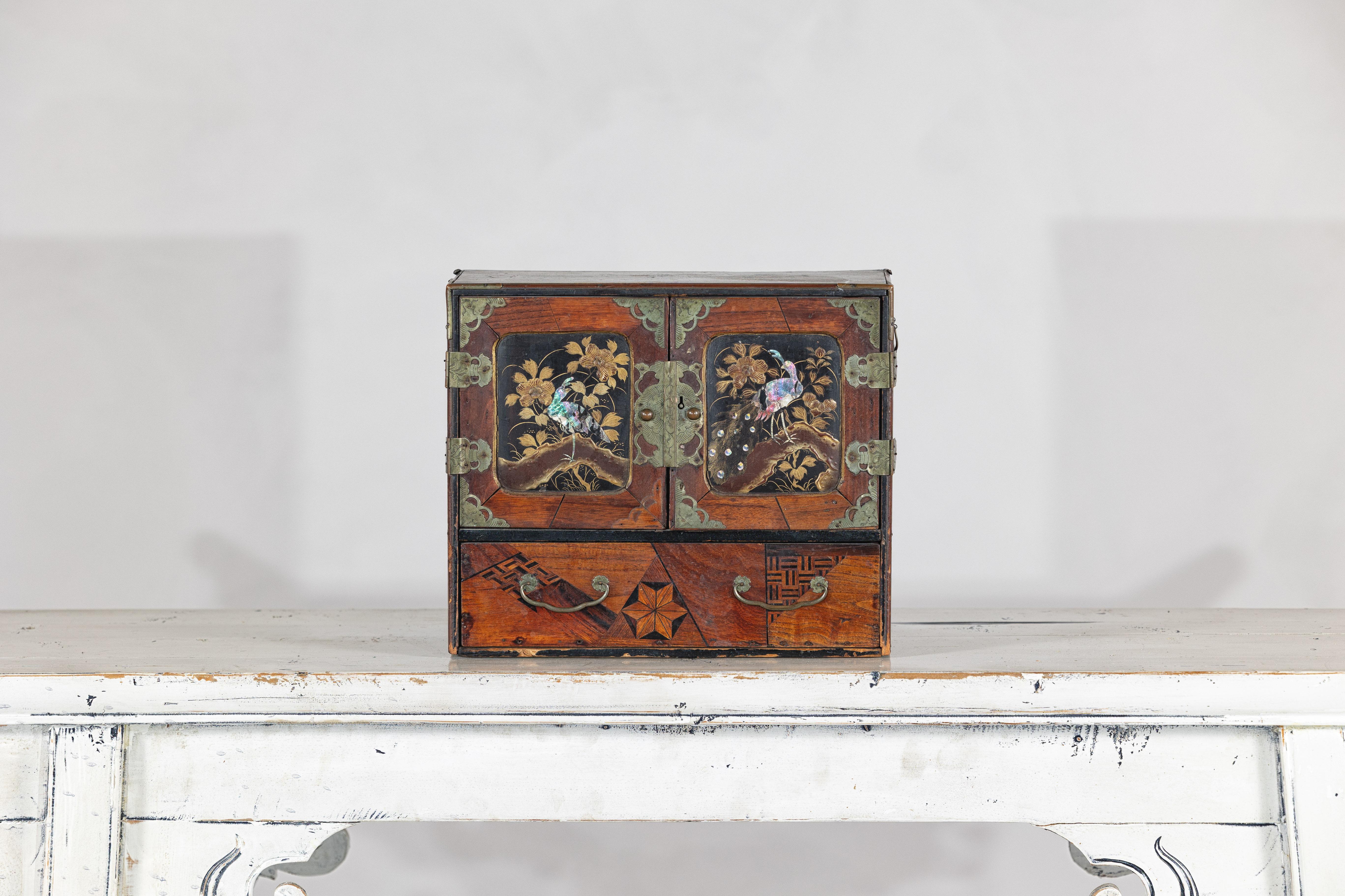 Caja japonesa de laca con incrustaciones de nácar y cajones de parqué Japonés en venta