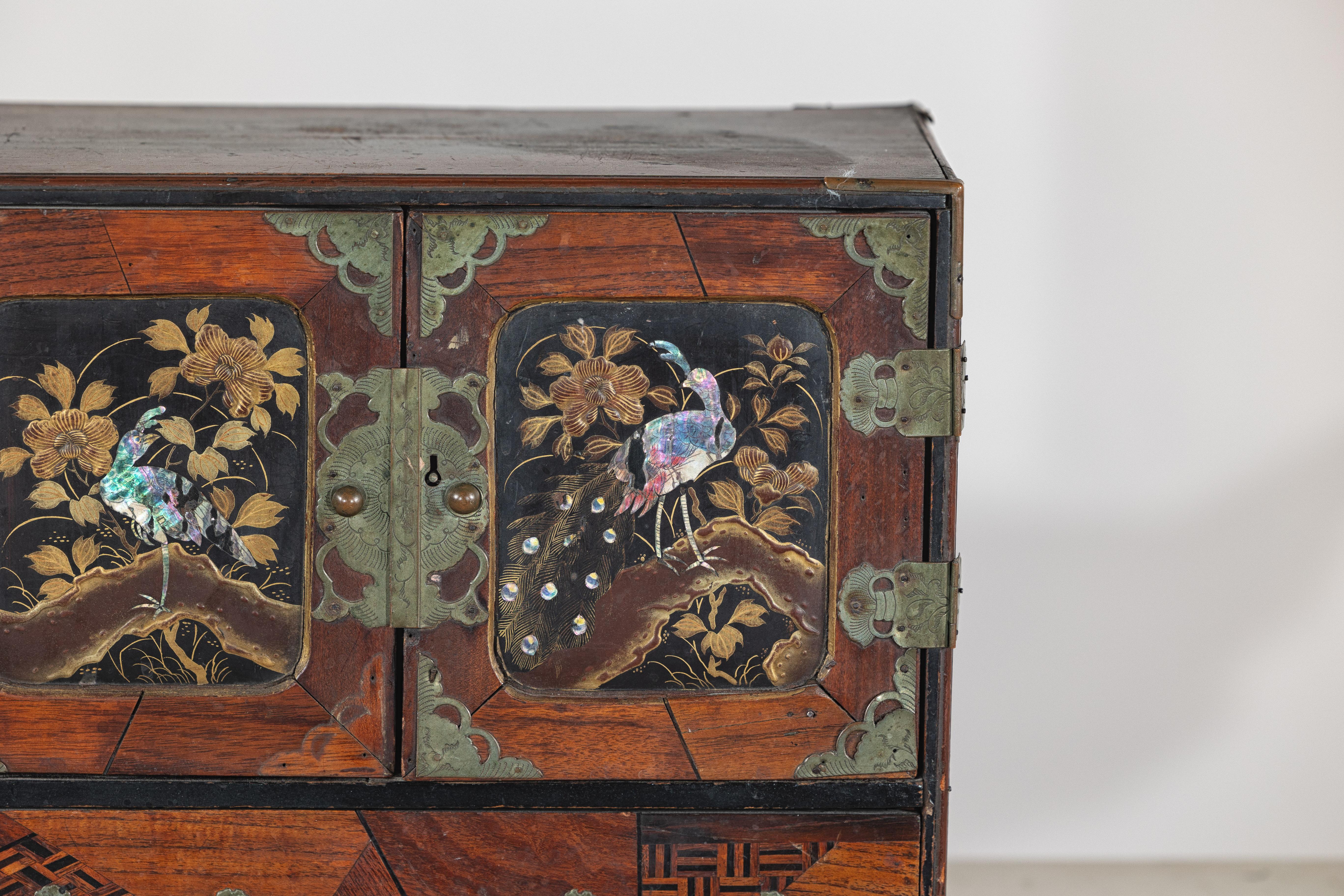 Caja japonesa de laca con incrustaciones de nácar y cajones de parqué siglo XX en venta