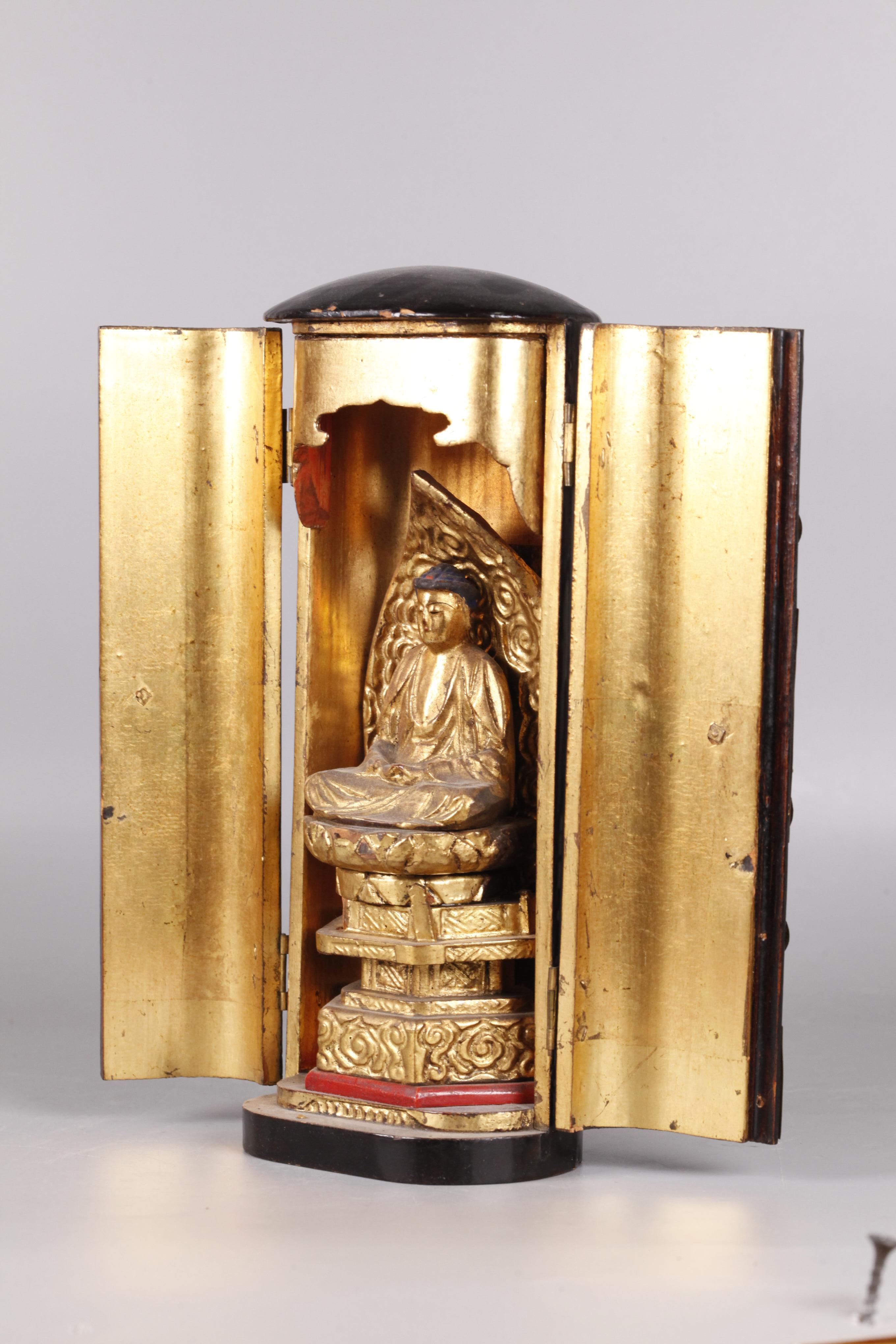 Legno Buddha giapponese in lacca con santuario, XIX secolo. in vendita