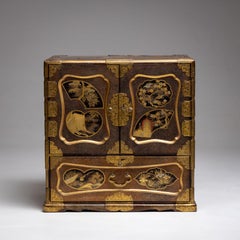 Japanischer Lackschrank, Meiji-Zeit, um 1900