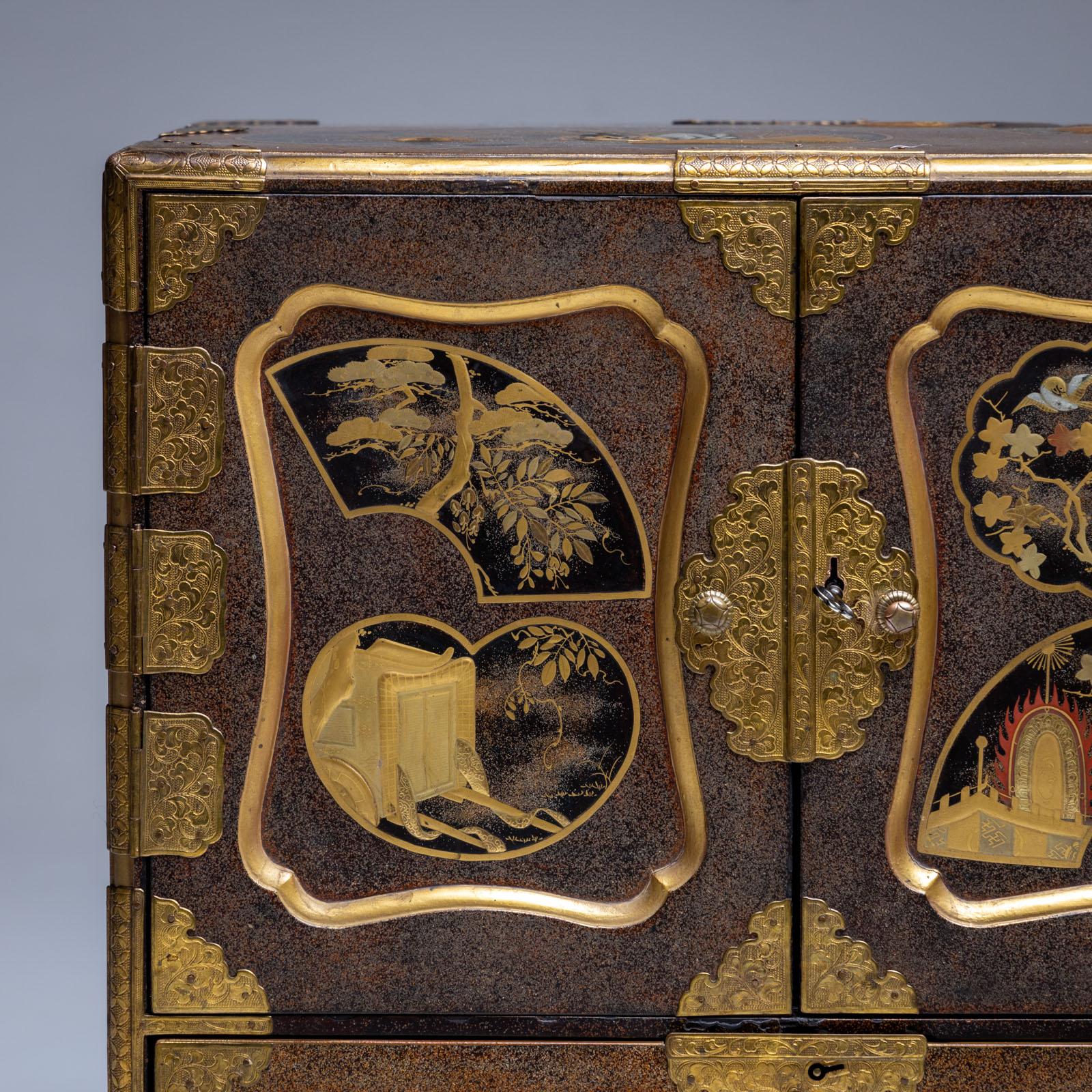 Japanese lacquer cabinet, Meiji period, circa 1900 In Good Condition For Sale In Greding, DE