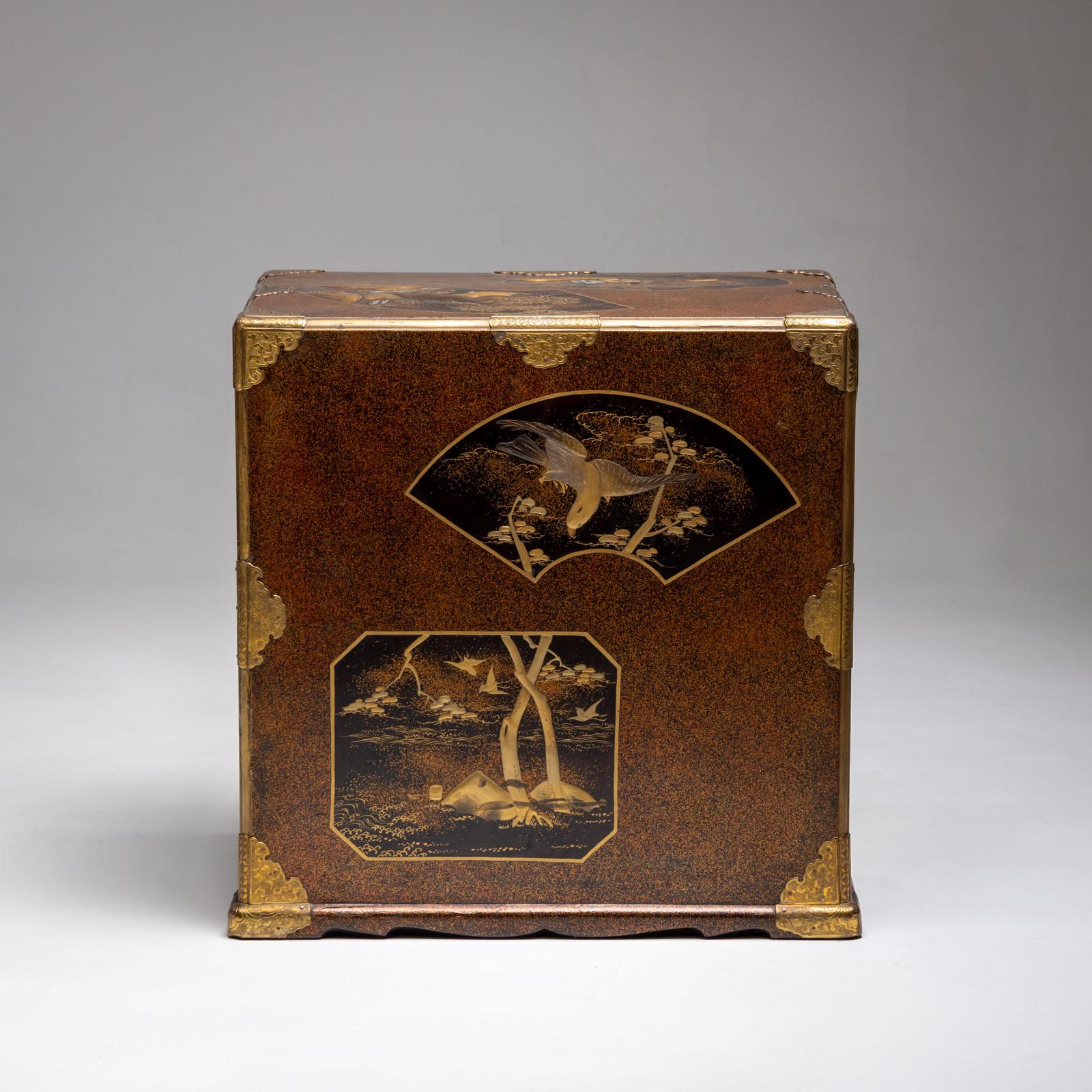 Gold Japanese lacquer cabinet, Meiji period, circa 1900 For Sale