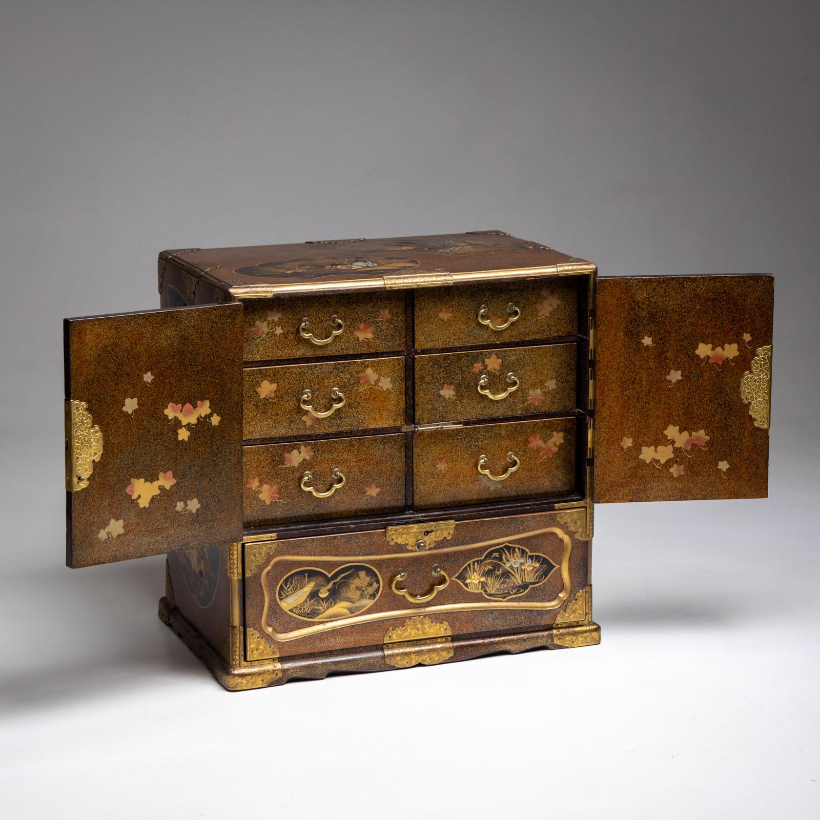 Japanese lacquer cabinet, Meiji period, circa 1900 For Sale 1