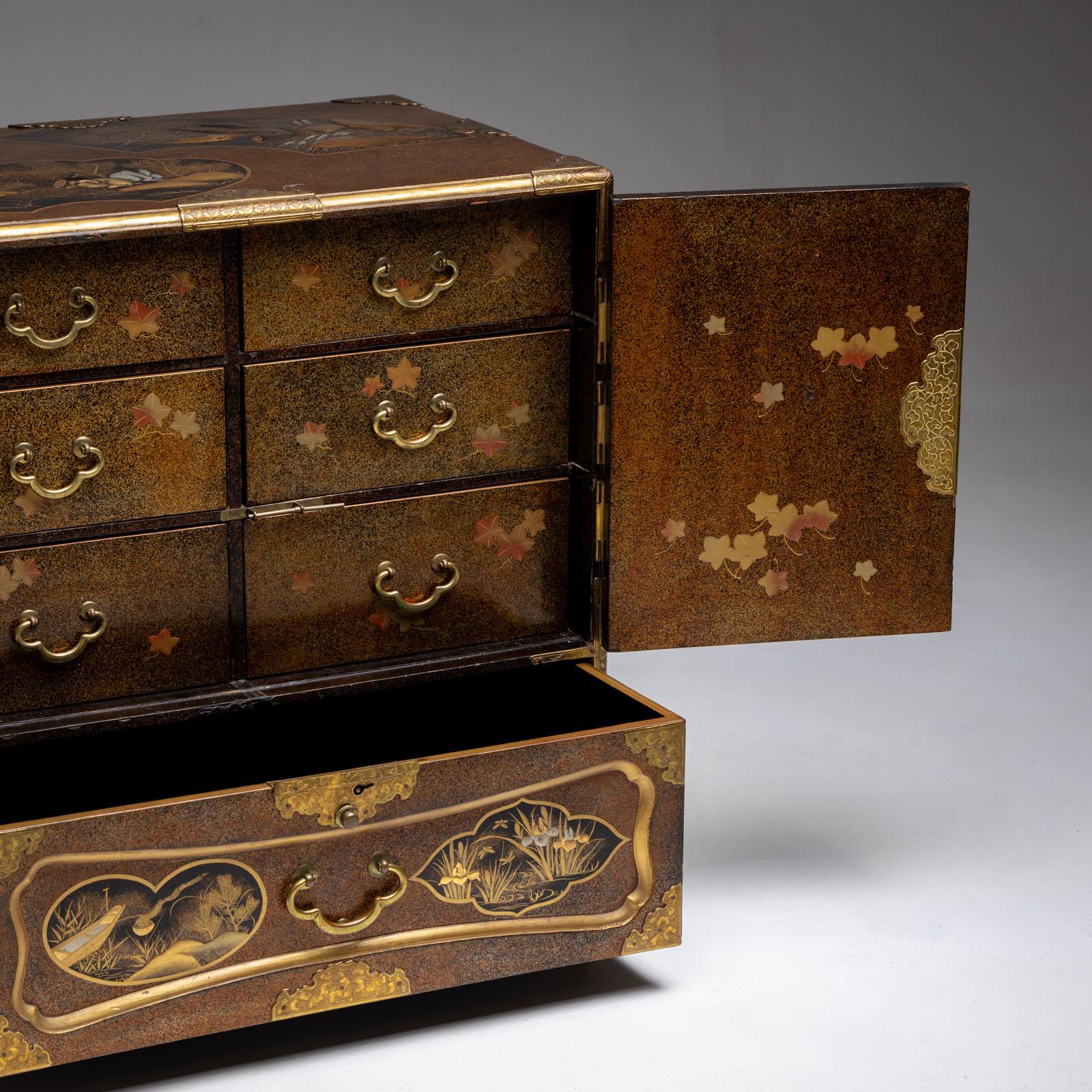 Japanese lacquer cabinet, Meiji period, circa 1900 For Sale 2