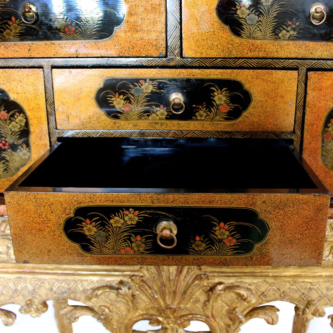 Japanese Lacquer Cabinet on Regence Giltwood Stand, circa 1725 In Excellent Condition For Sale In Palm Desert, CA
