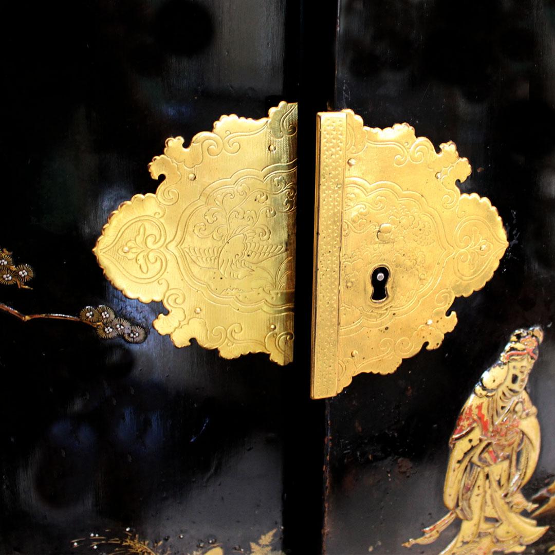 Japanese Lacquer Cabinet on Regence Giltwood Stand, circa 1725 For Sale 1