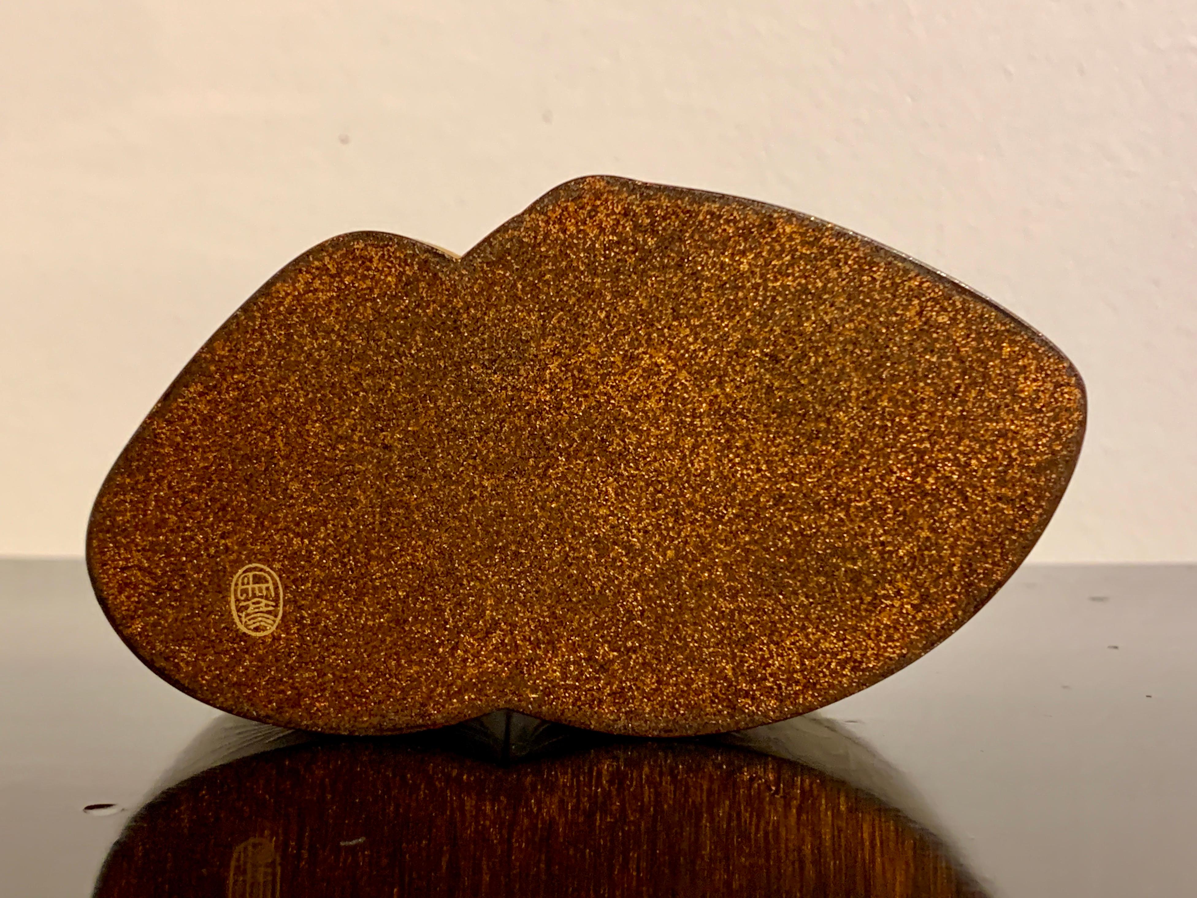 Japanese Lacquer Clam Shaped Incense Box, Kogo, by Zohiko, Meiji Period, Japan In Fair Condition In Austin, TX