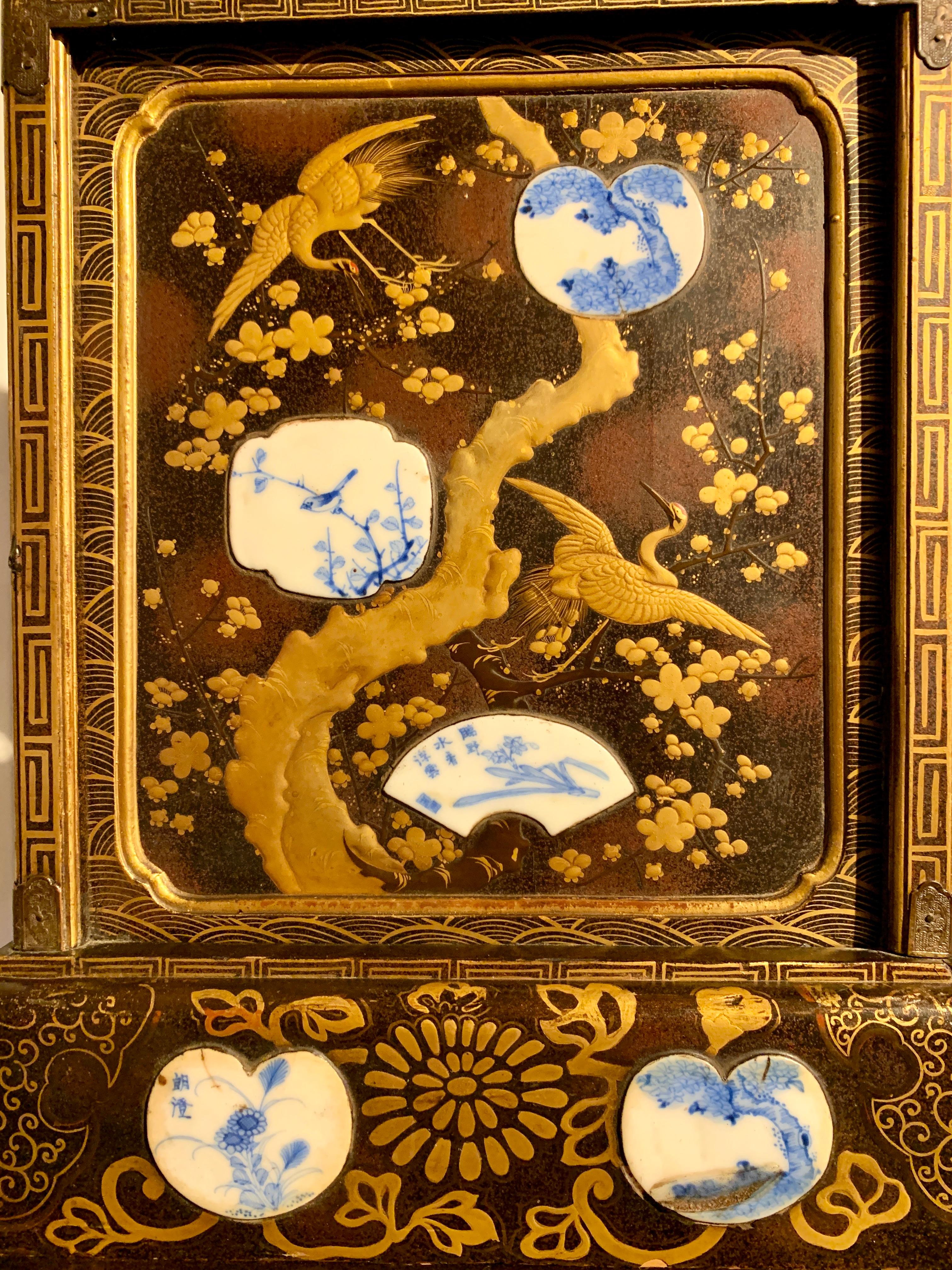 Vitrine en laque japonaise sur Stand, Période Meiji, 19ème siècle, Japon en vente 5