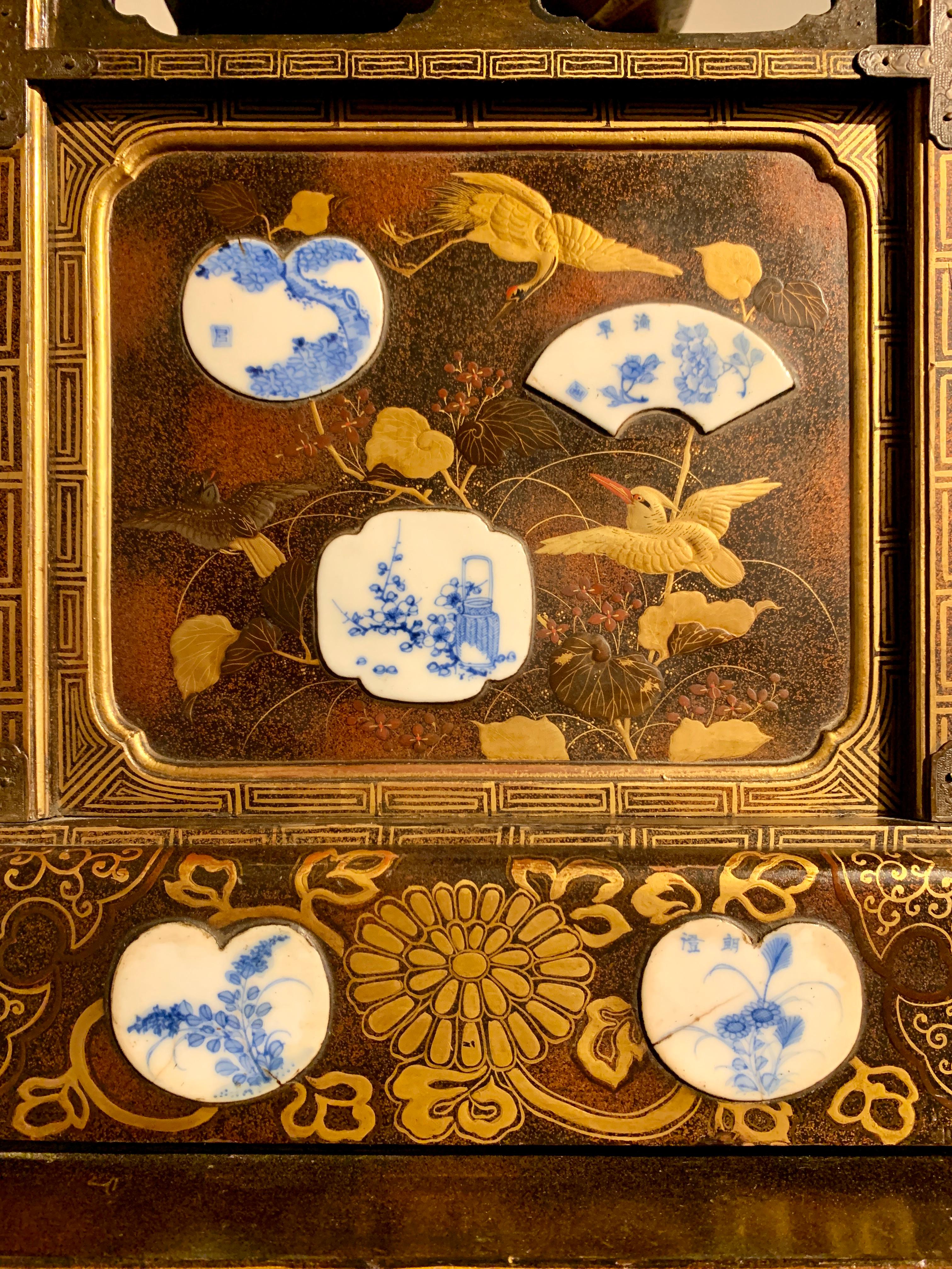 Vitrine en laque japonaise sur Stand, Période Meiji, 19ème siècle, Japon en vente 9