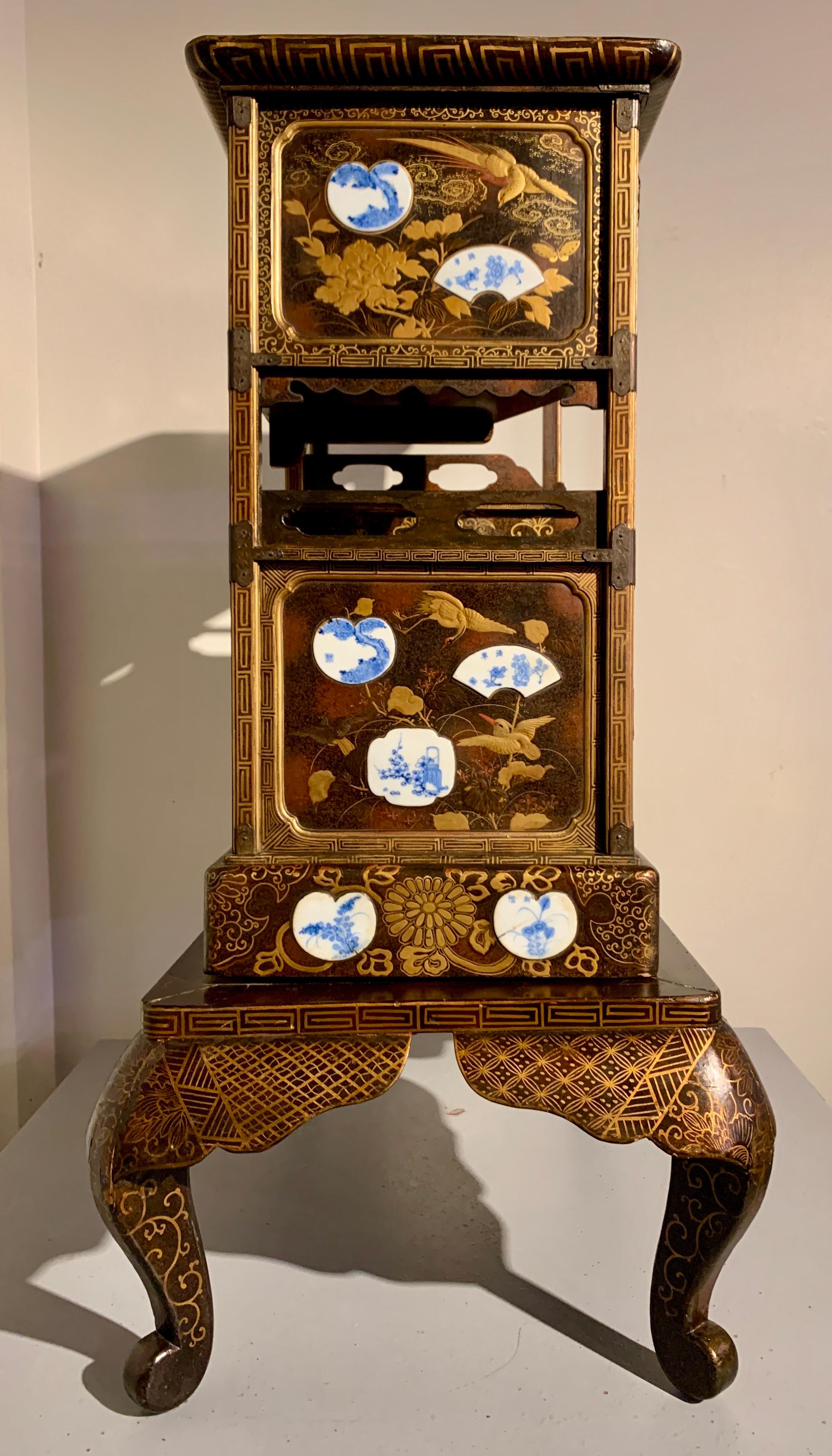 Japonais Vitrine en laque japonaise sur Stand, Période Meiji, 19ème siècle, Japon en vente