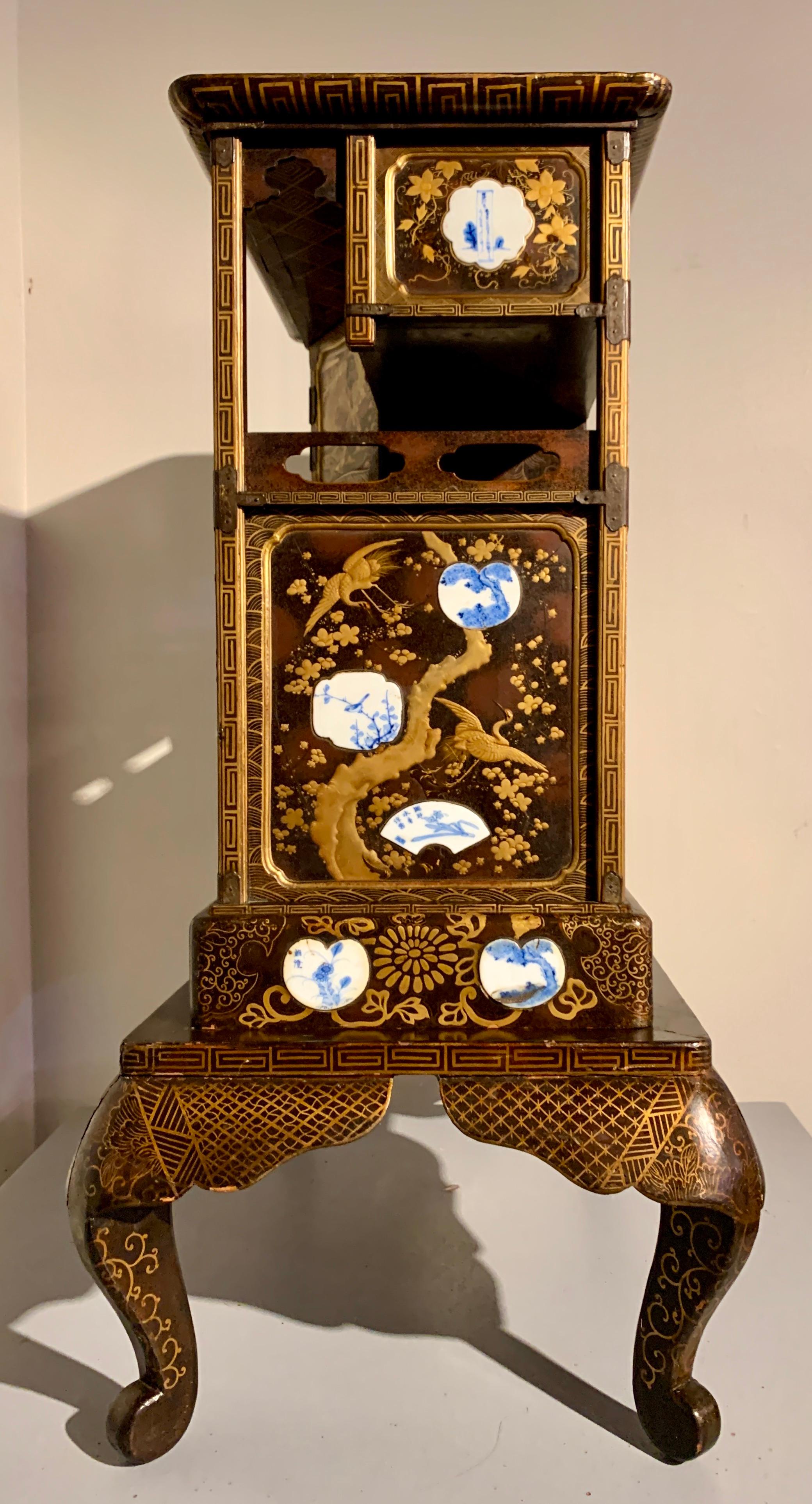 Fin du XIXe siècle Vitrine en laque japonaise sur Stand, Période Meiji, 19ème siècle, Japon en vente