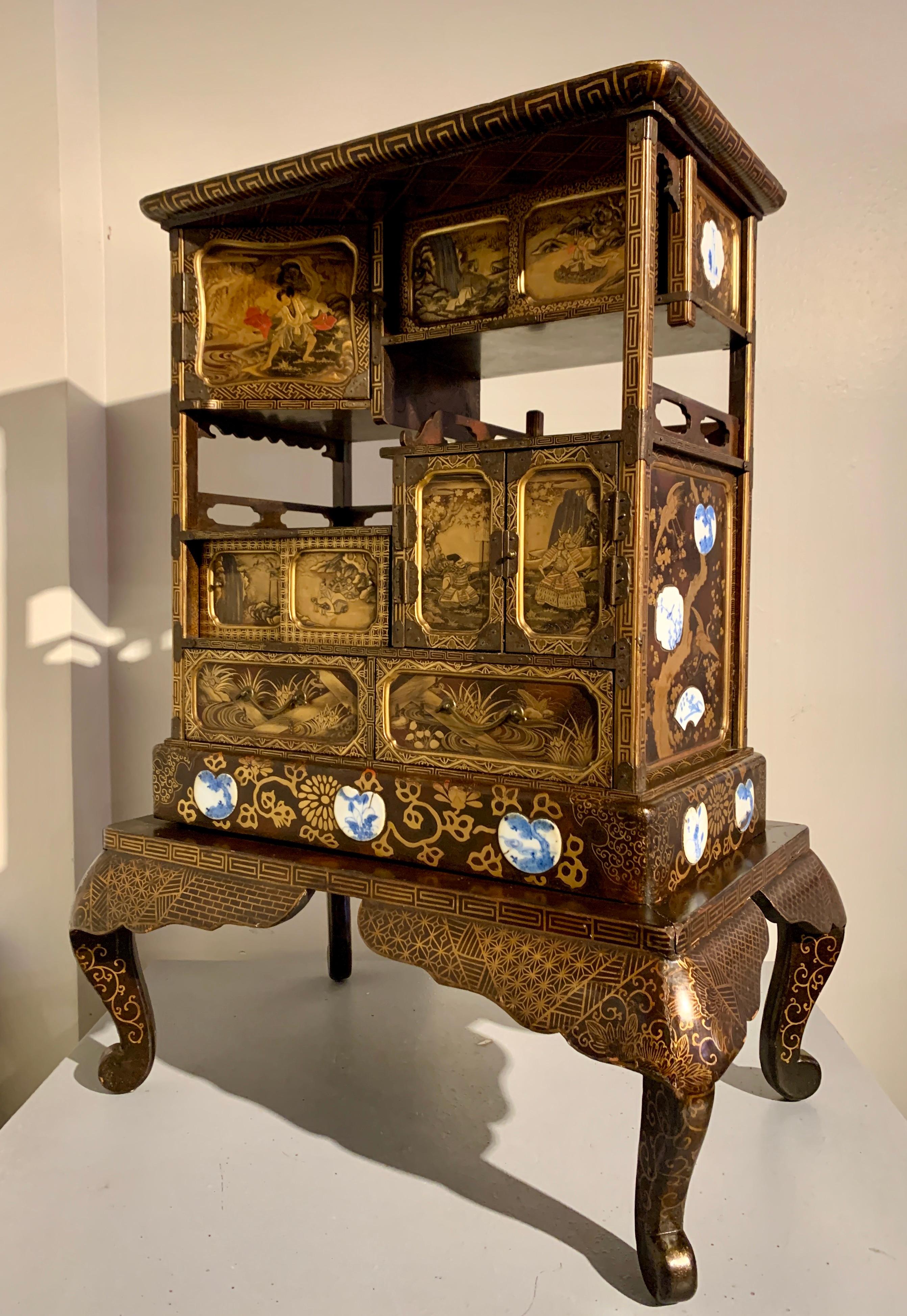 Japanese Lacquer Display Cabinet on Stand, Meiji Period, 19th Century, Japan For Sale 2