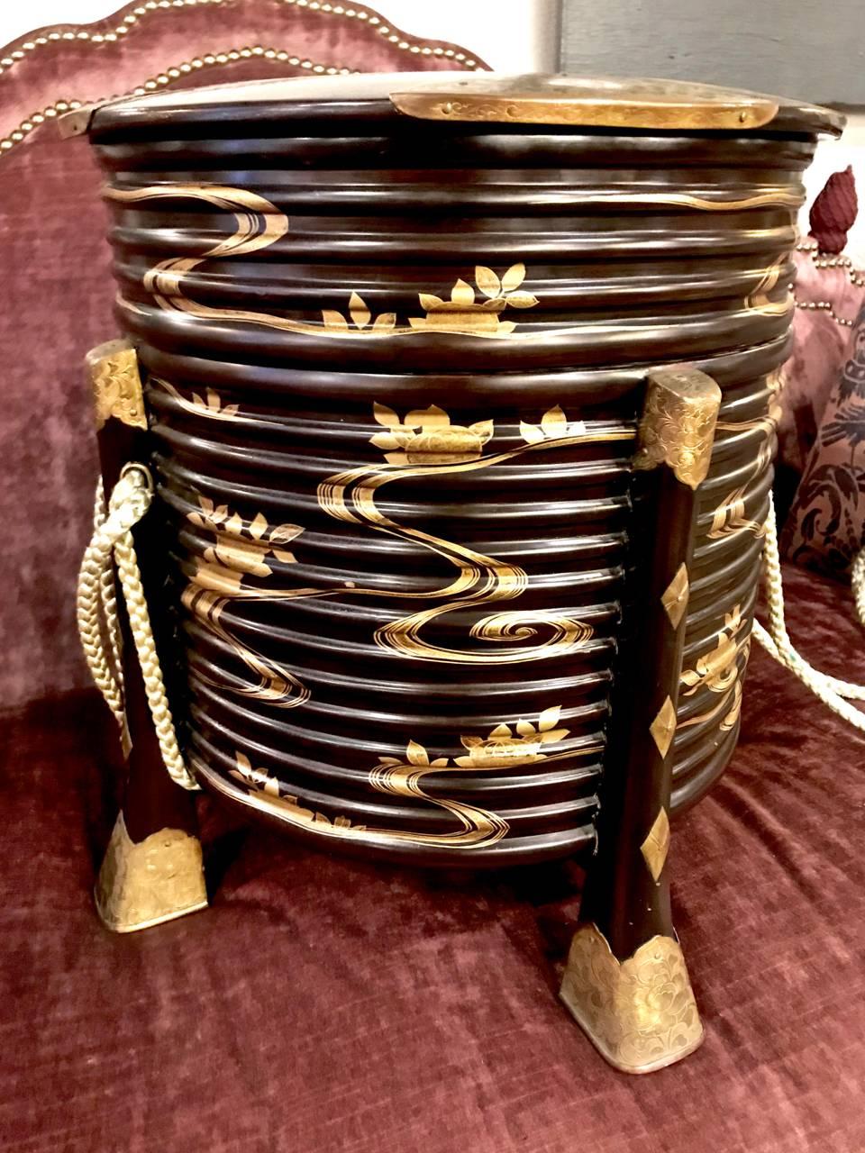 Japanese Lacquer Hatbox, Meiji Period In Good Condition In Pasadena, CA