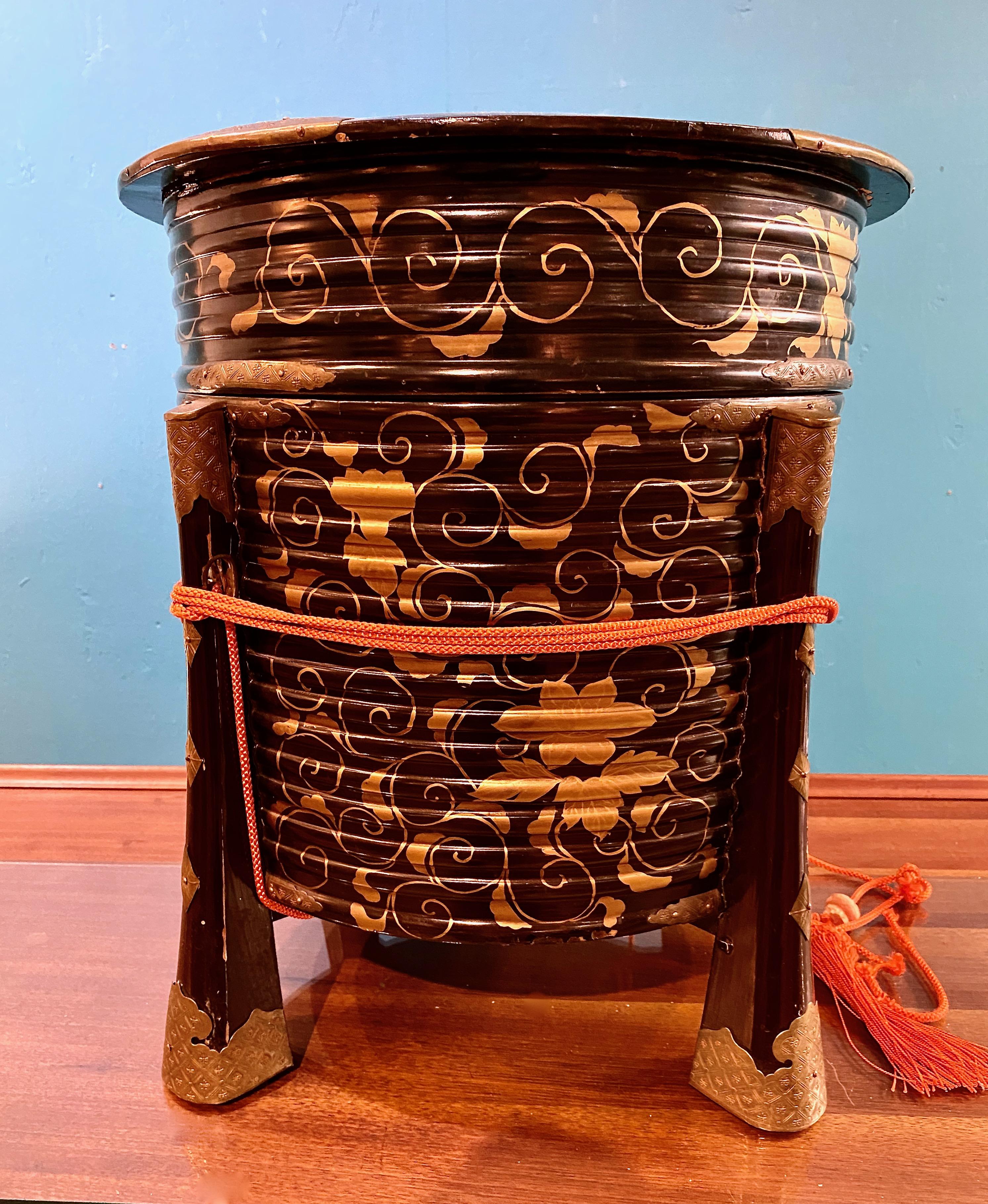 Il s'agit d'un bon exemple de boîte de rangement traditionnelle japonaise en coquillage Hokai pour le jeu Kai-awase. Cette boîte est bien détaillée avec des appliques en laiton ciselé et du makie. La boîte est en bon état général, à l'exception