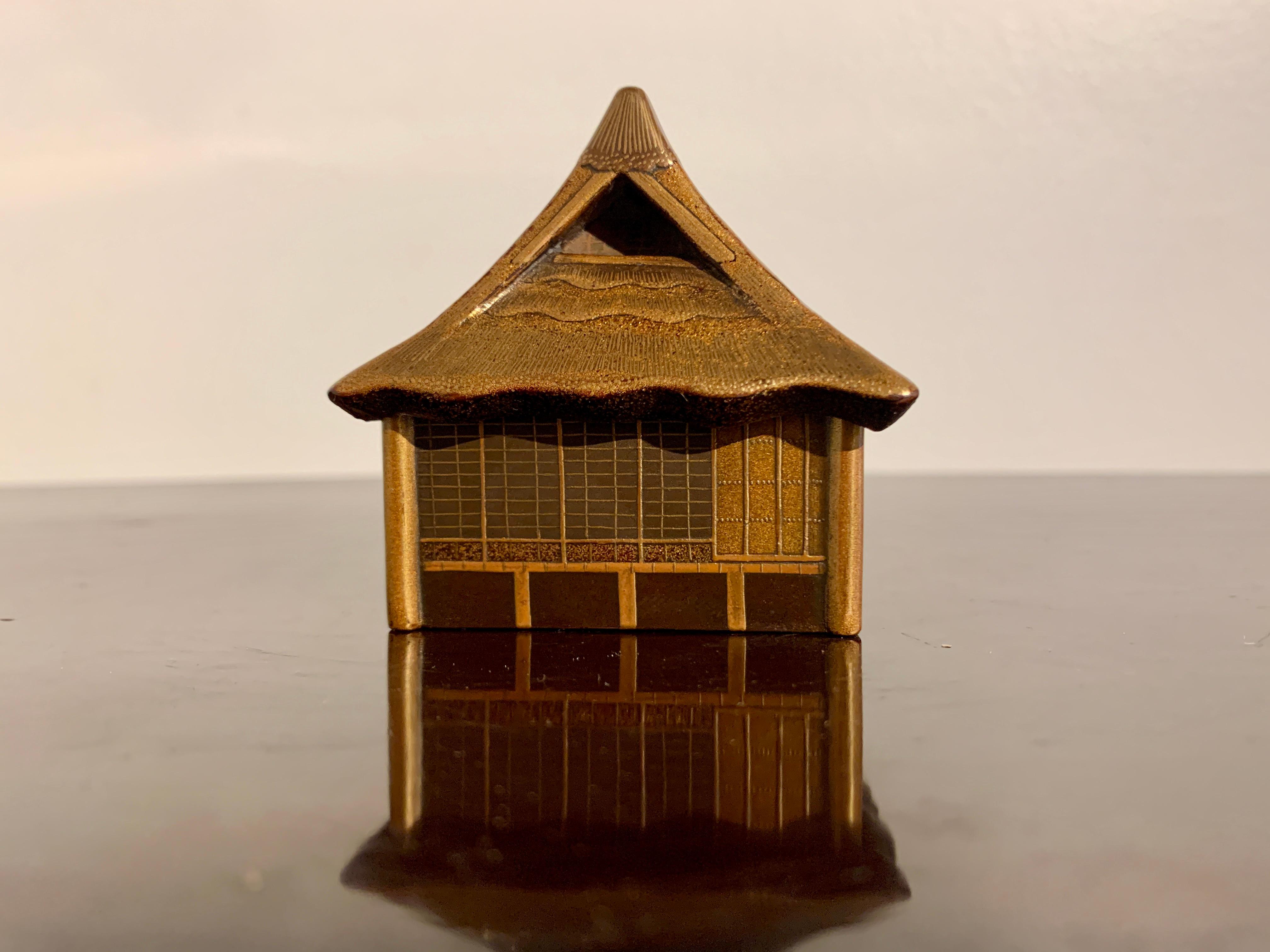 Japanisches Lackiertes Hausgefäß in Form eines Weihrauchkastens, Kogo, Meiji-Periode, Japan im Angebot 3