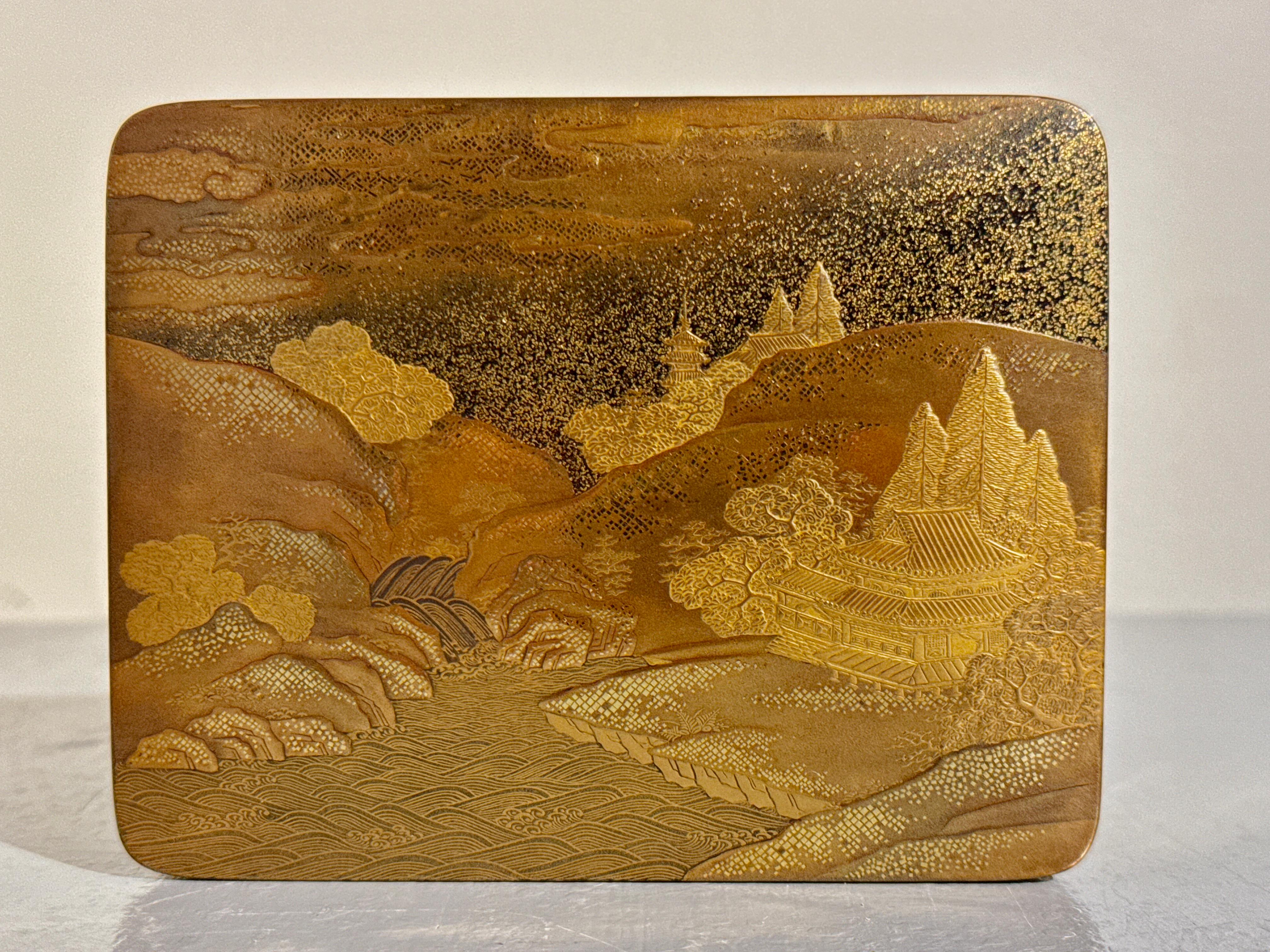 Notevole scatola giapponese in lacca maki-e per accessori per incenso, kobako, con vassoio interno, kakego, disegnato con una scena di un complesso templare, tardo periodo Edo, metà del XIX secolo, Giappone.

La squisita scatola presenta un design