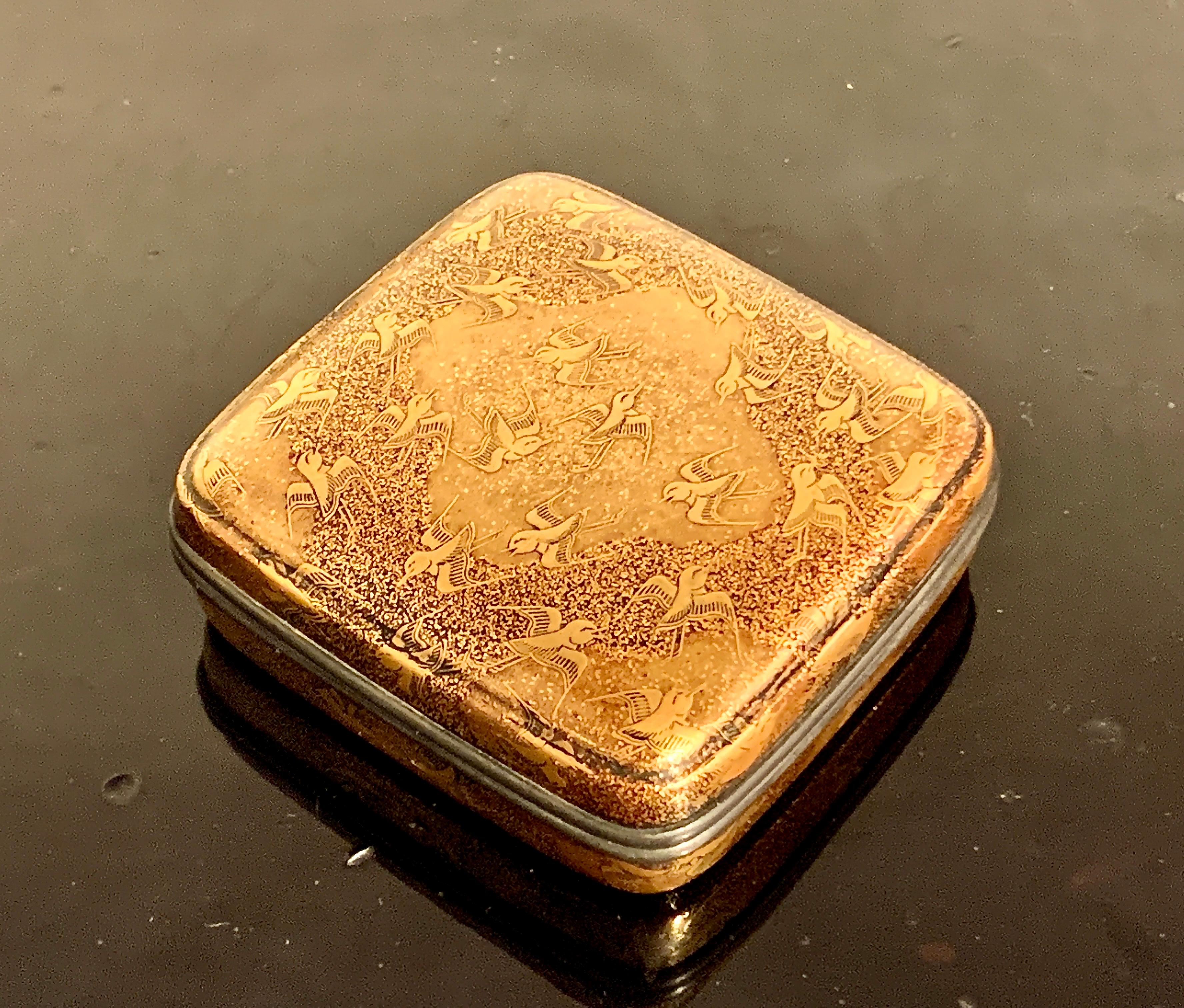 Japanische Lackierte Räucherschachtel, Kogo, Momoyama oder Edo-Periode, 16./17. Jahrhundert (Gold) im Angebot