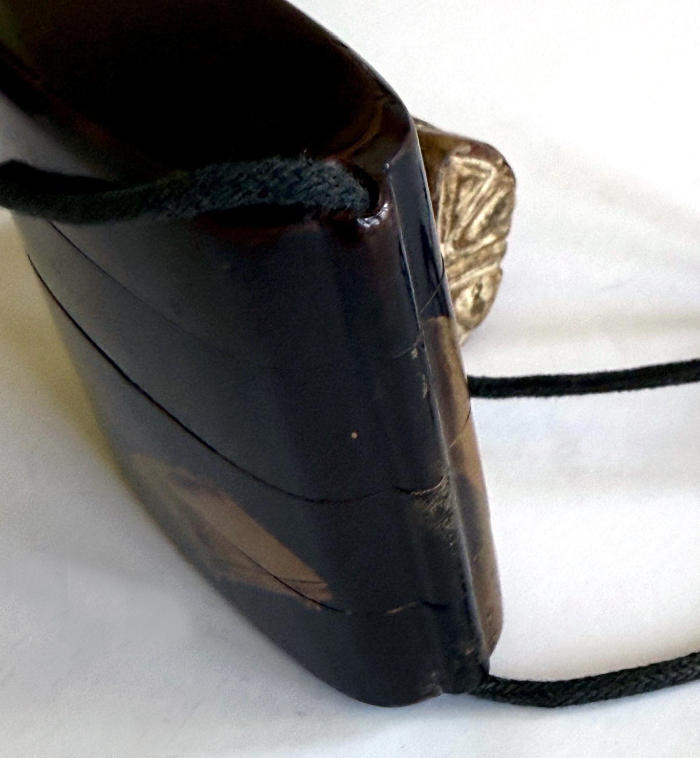 Inro en laque japonaise avec Maki-e en or et Netsuke en bois sculpté Période Meiji en vente 4