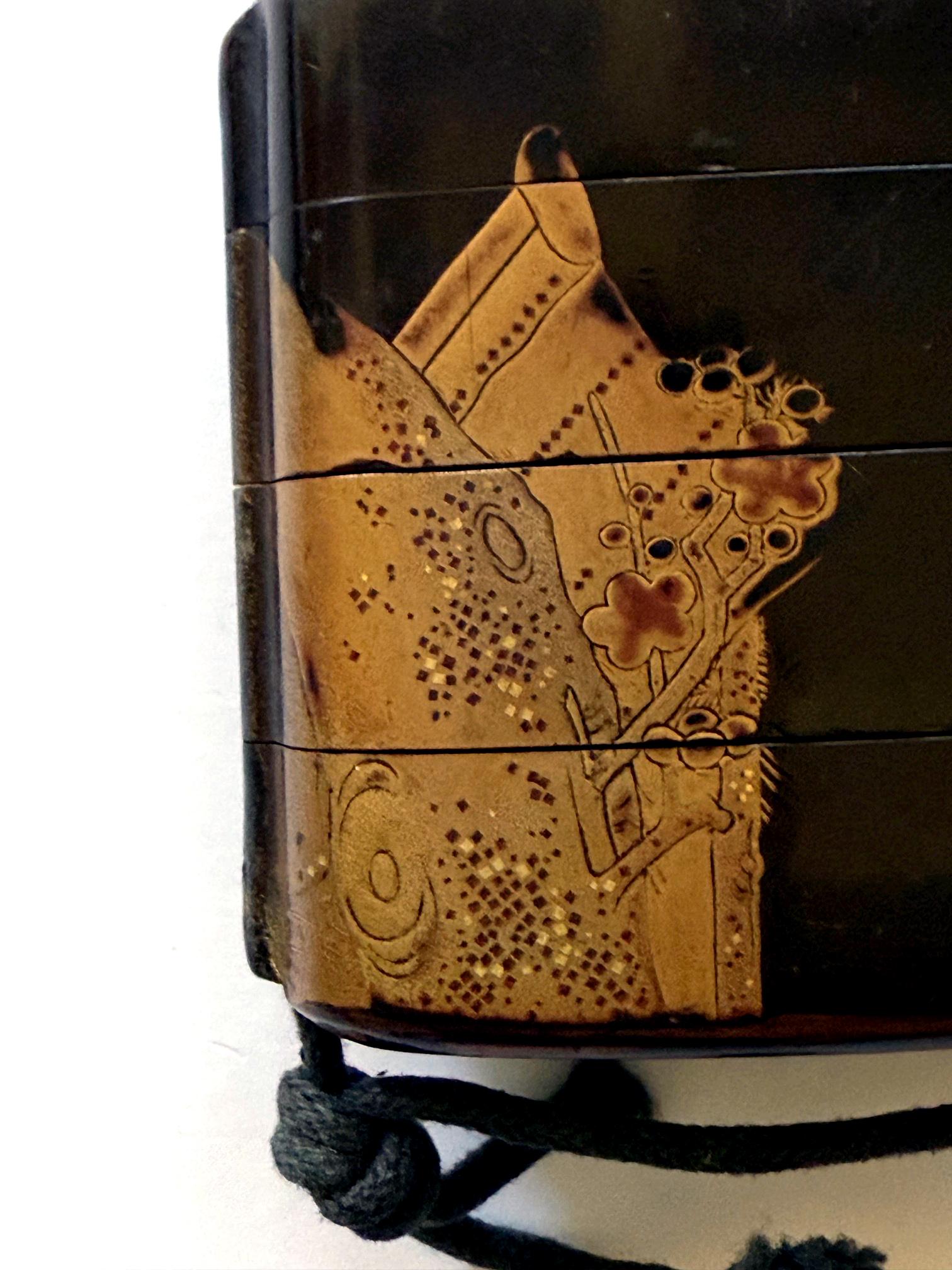Inro en laque japonaise avec Maki-e en or et Netsuke en bois sculpté Période Meiji en vente 5