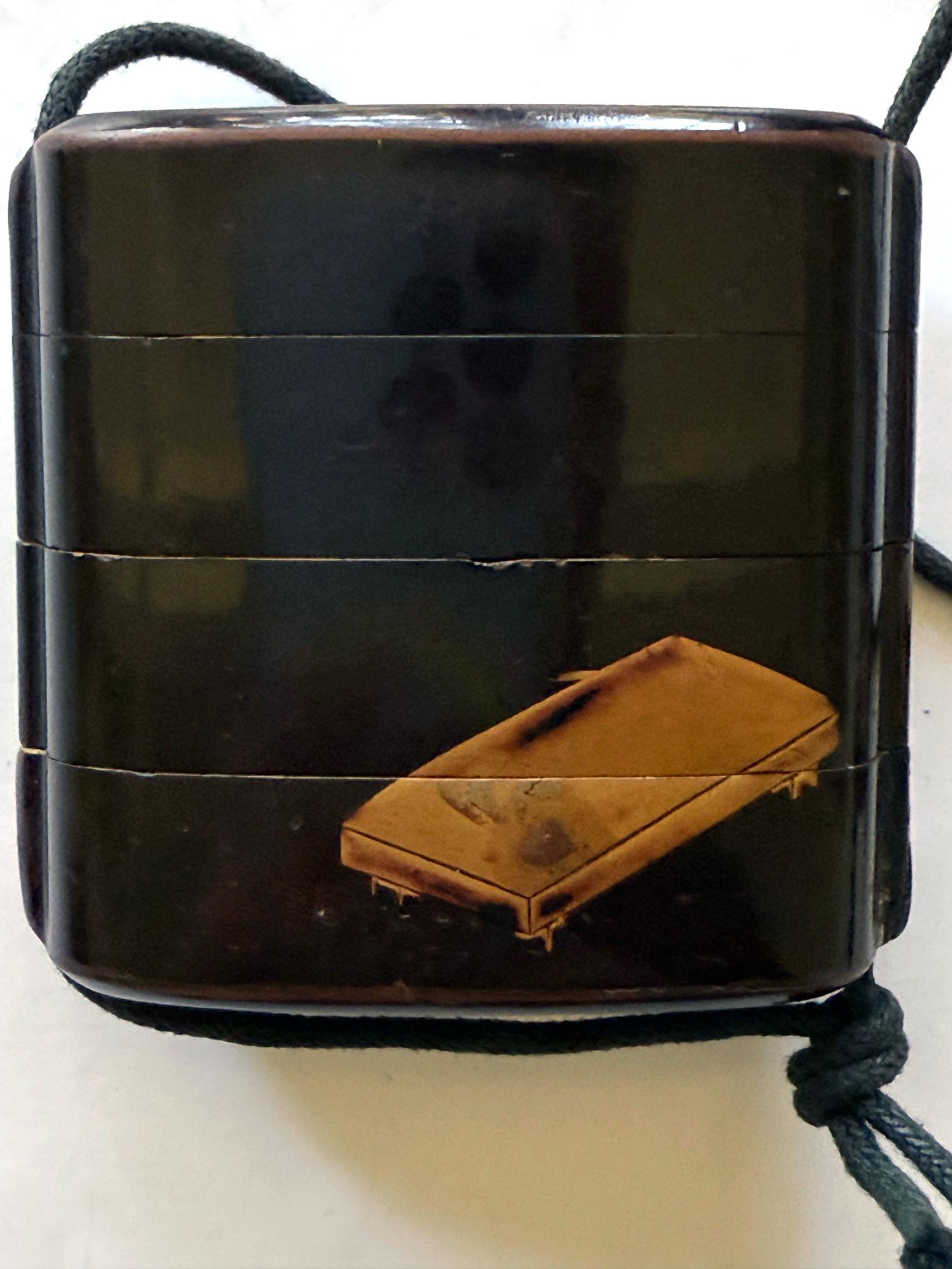 Japonais Inro en laque japonaise avec Maki-e en or et Netsuke en bois sculpté Période Meiji en vente