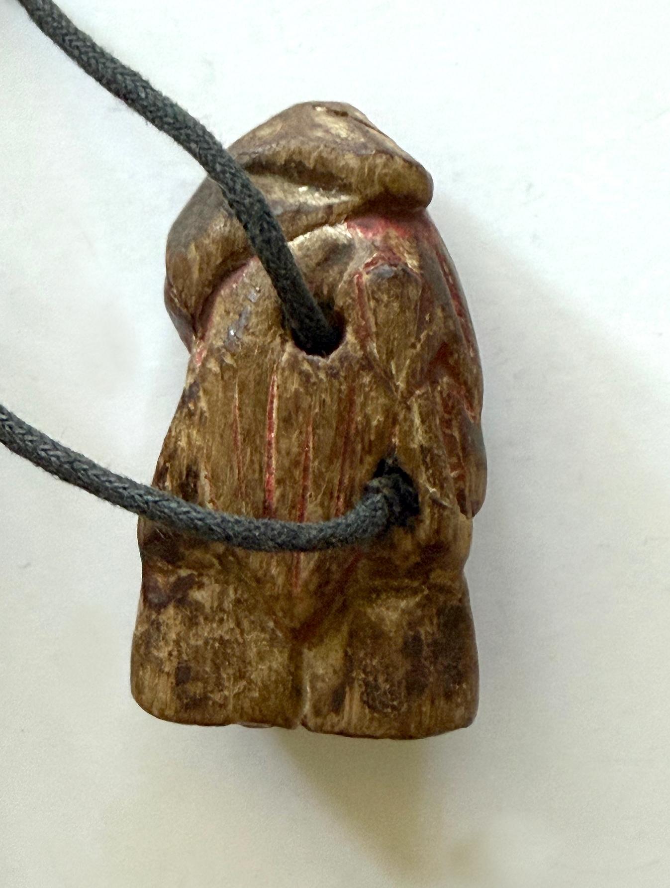 XIXe siècle Inro en laque japonaise avec Maki-e en or et Netsuke en bois sculpté Période Meiji en vente