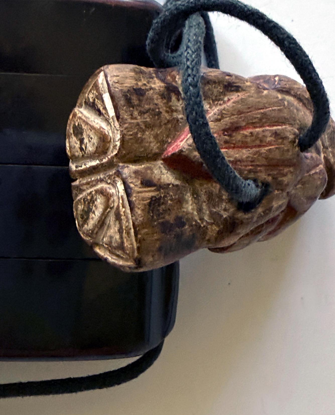 Bois Inro en laque japonaise avec Maki-e en or et Netsuke en bois sculpté Période Meiji en vente