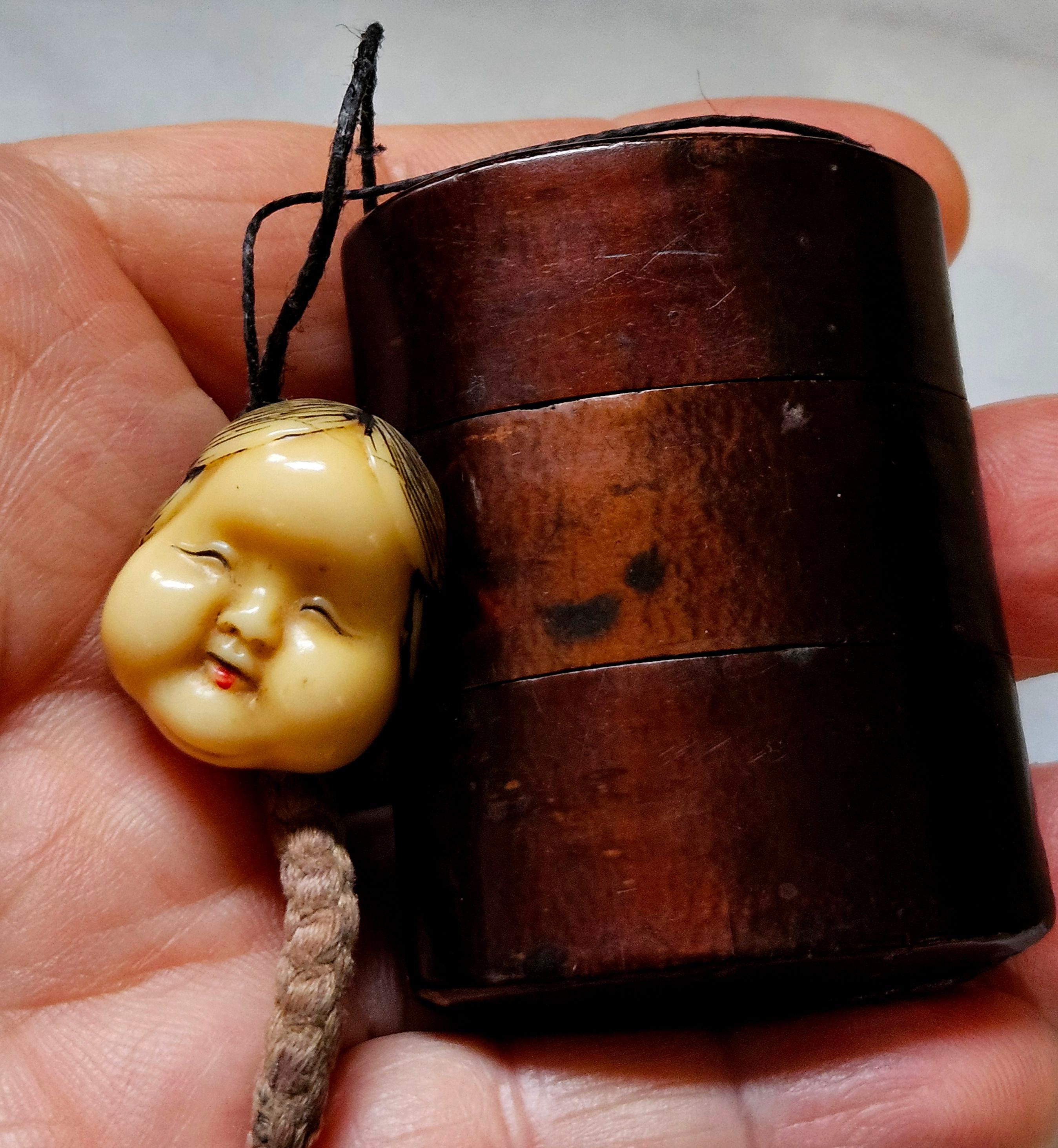 Japanese Lacquer Inro with Netsuke Okame Mask Meiji Period For Sale 5