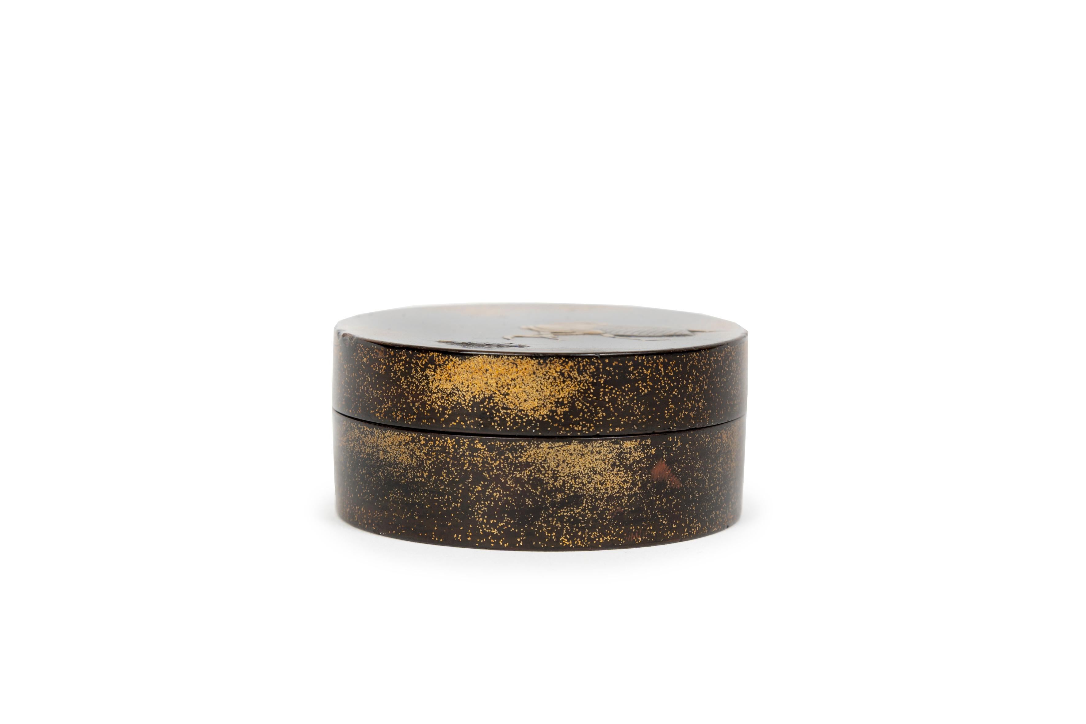 Meiji Japanese lacquer kobako or incens box decorated with two insects For Sale