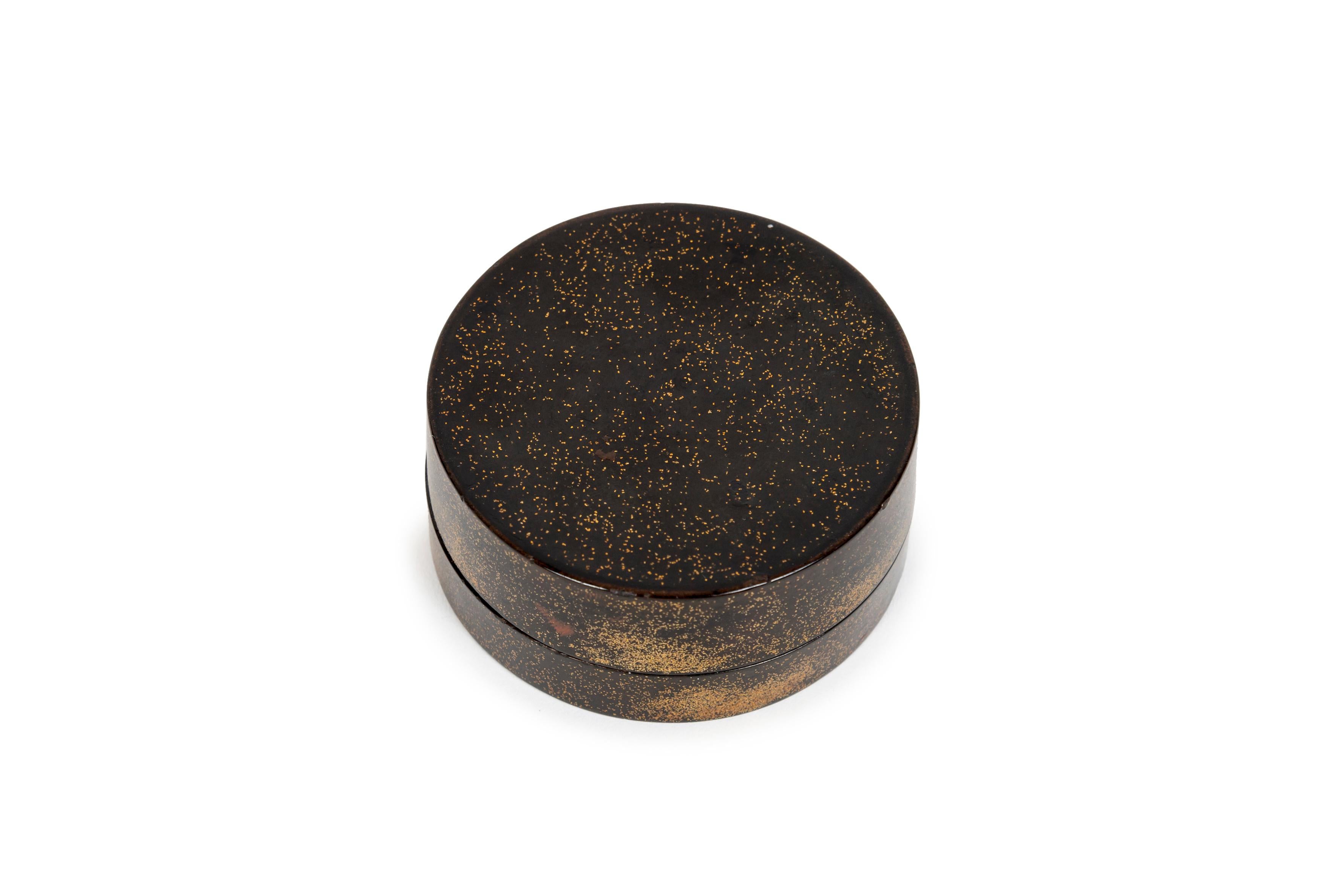 Lacquered Japanese lacquer kobako or incens box decorated with two insects For Sale