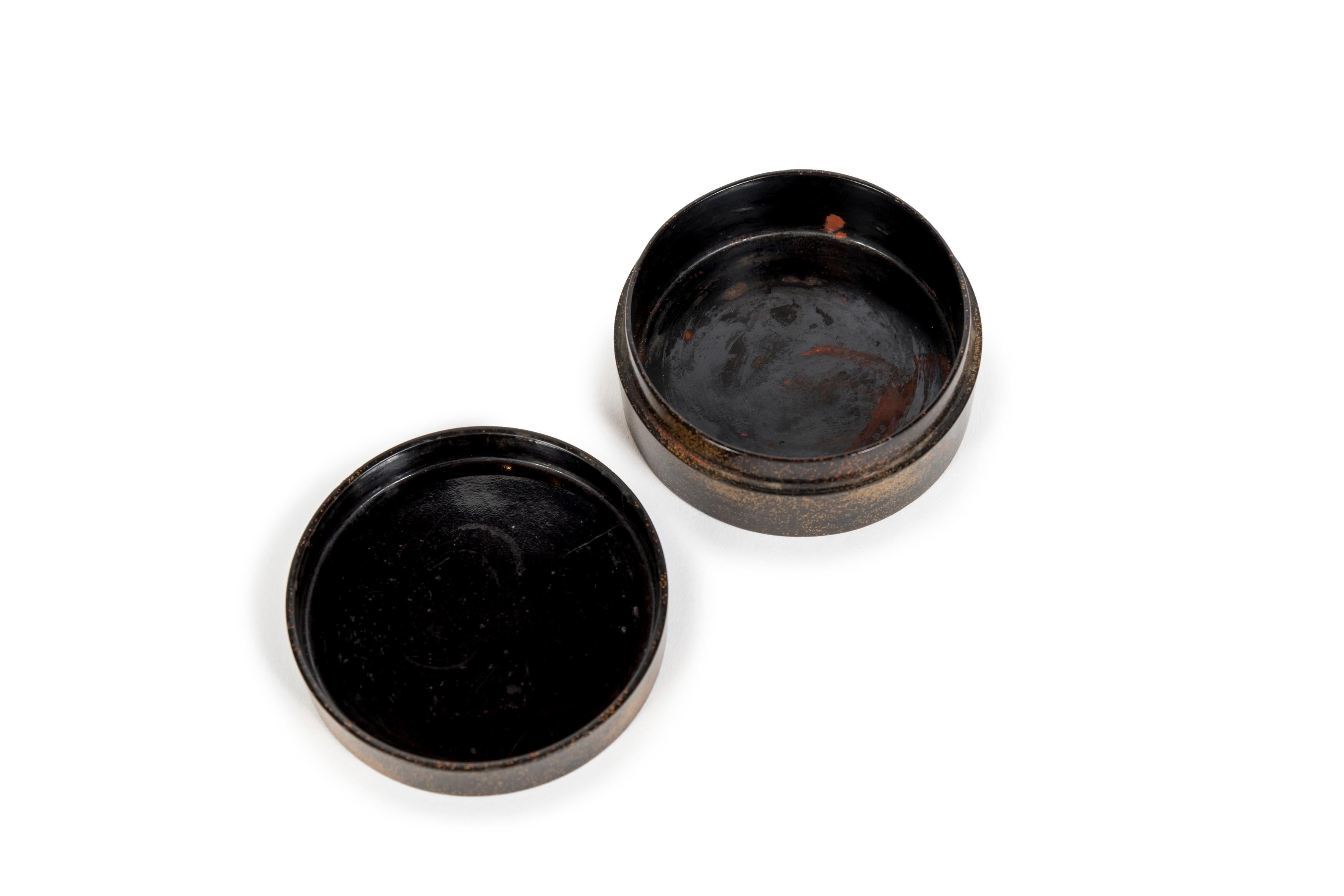 Japanese lacquer kobako or incens box decorated with two insects In Good Condition For Sale In PARIS, FR