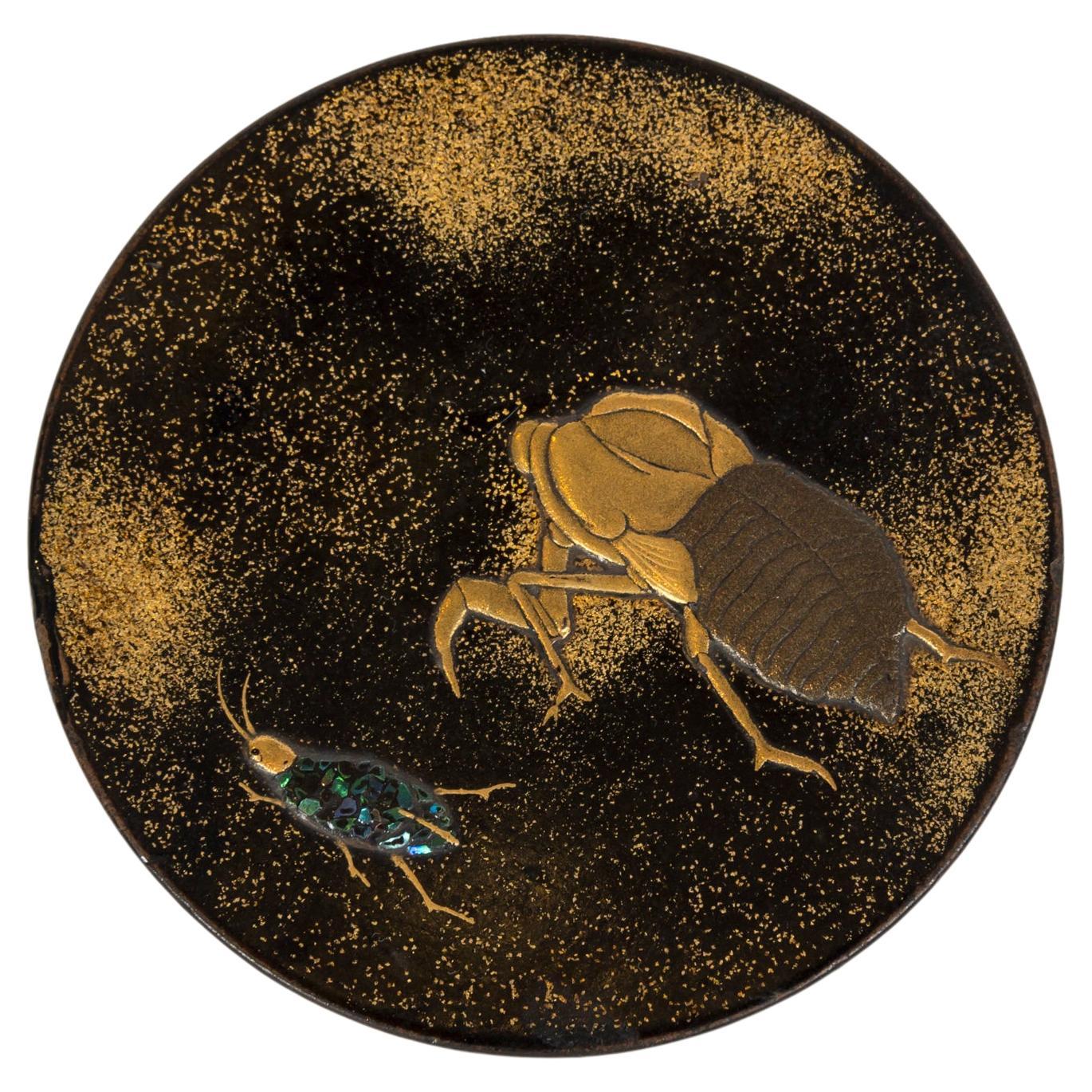 Japanese lacquer kobako or incens box decorated with two insects For Sale