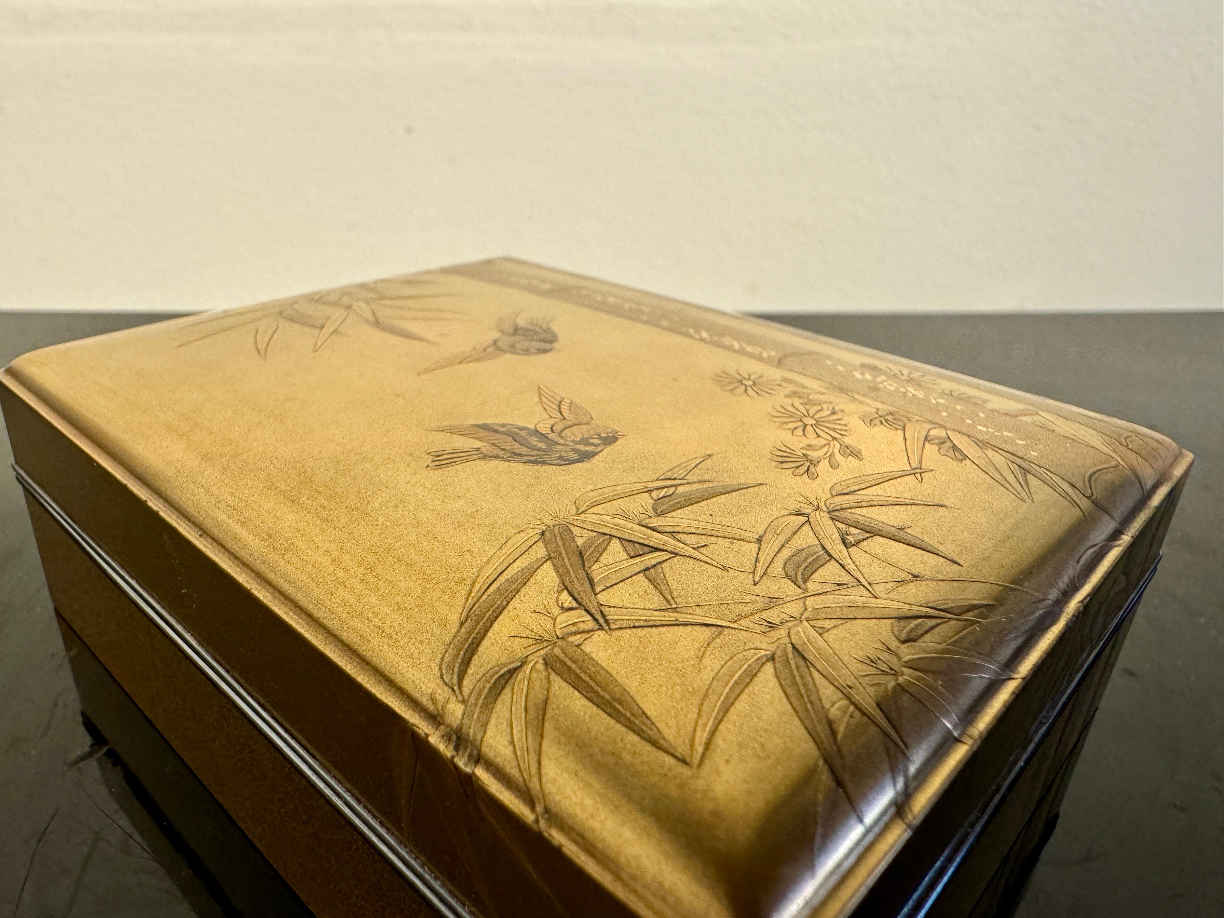 Japanese Lacquer Kobako, Swallows and Bamboo, Edo Period, mid 19th c, Japan For Sale 4