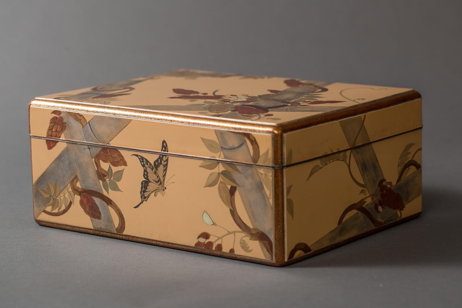Mit Silberrand und Innenverzierung aus fallenden Blütenblättern und Goldstaub. Kommt mit originaler Aufbewahrungsbox.