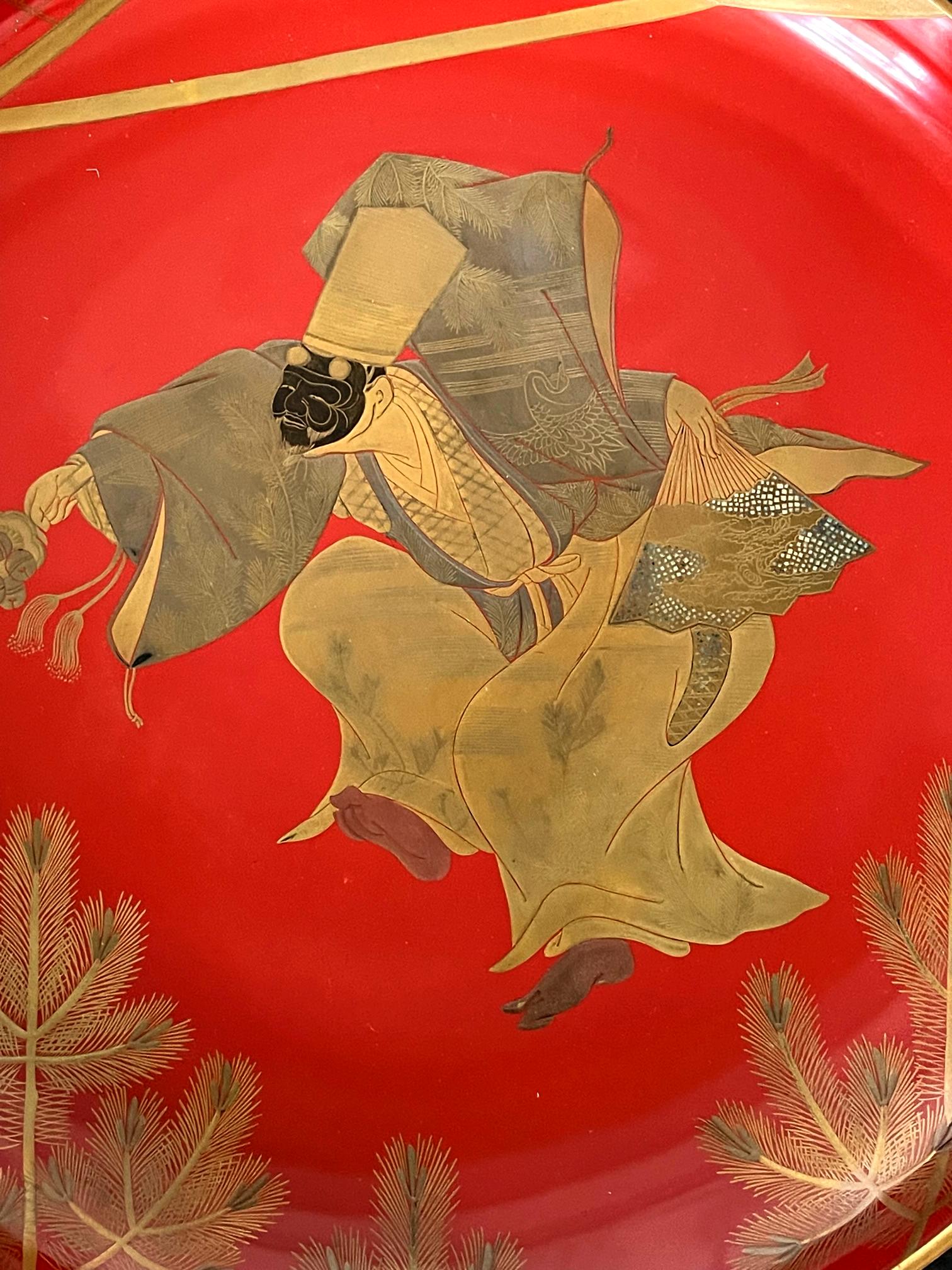 Assiette en laque japonaise Maki-e représentant une danseuse masquée en vente 9