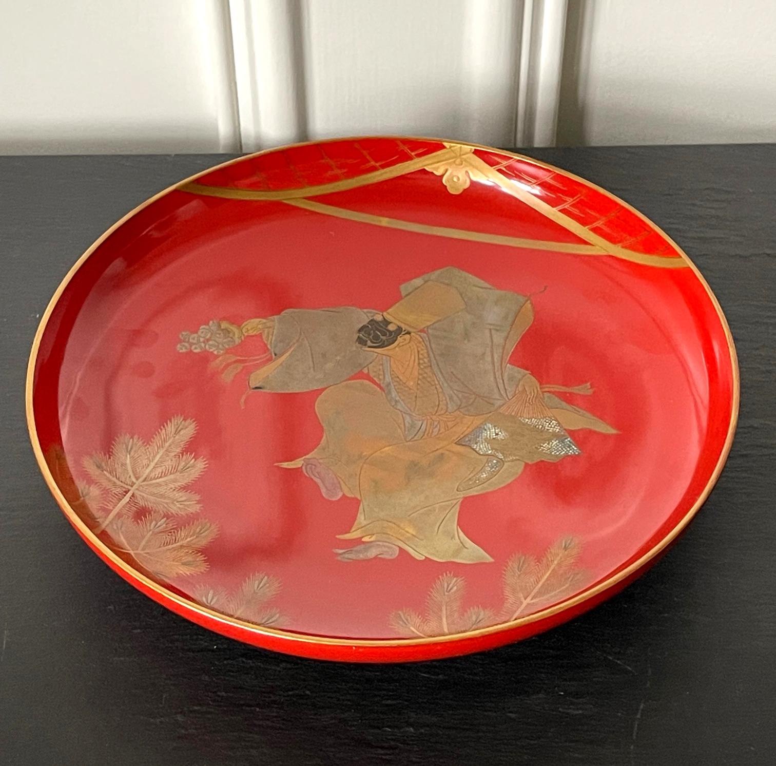 Japanese Lacquer Maki-e Plate of Masked Dancer In Good Condition For Sale In Atlanta, GA